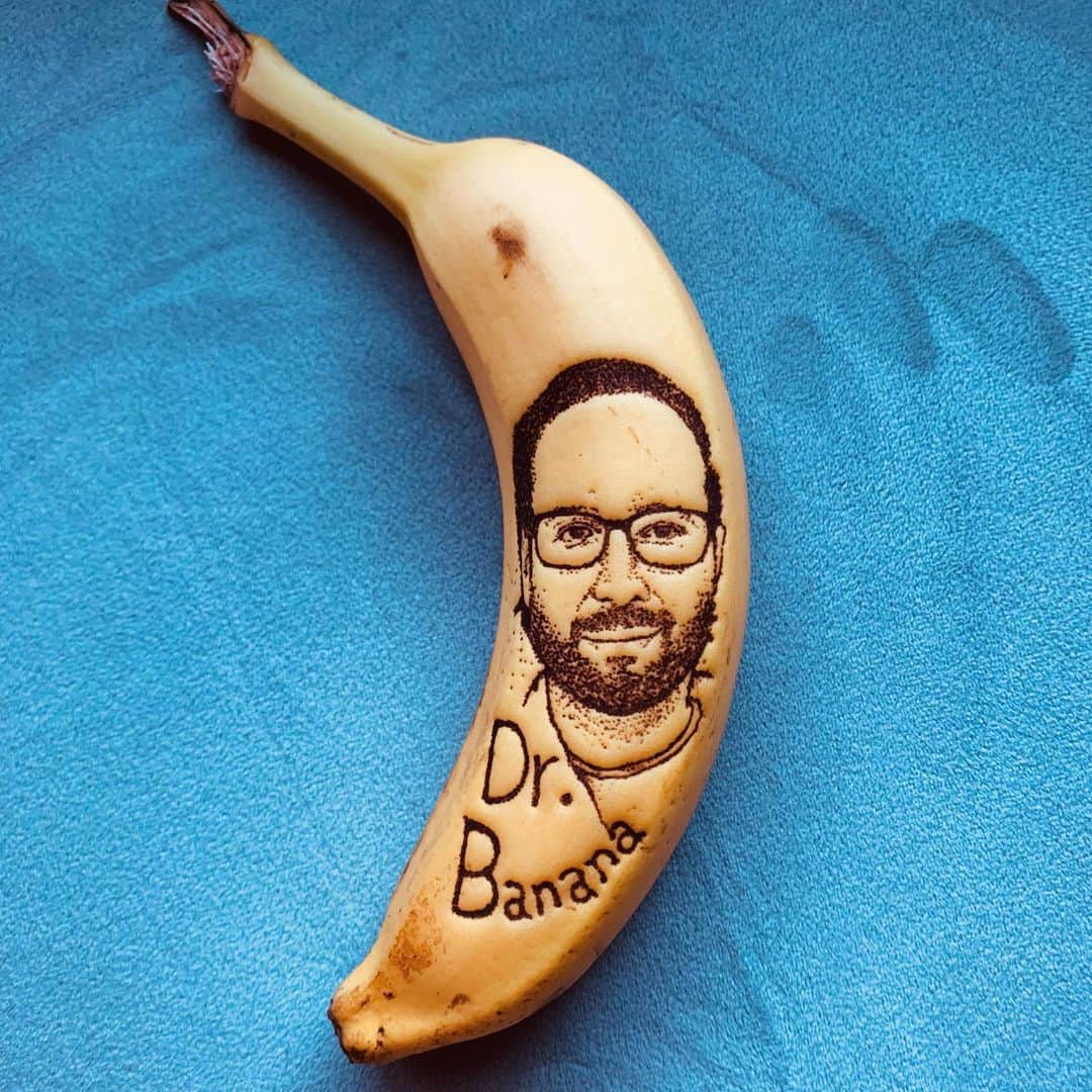 エンドケイプのインスタグラム：「Dr.Bananaさんはオランダのバナナのエキスパートです。 @drbananagarcia   #banana #bananaart #art」