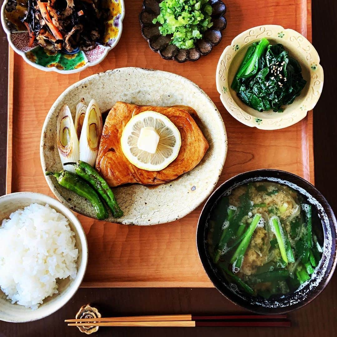 志摩有子さんのインスタグラム写真 - (志摩有子Instagram)「炊きたてご飯が食べたくて和定食。 フライパンで焼くカジキマグロの照り焼きには、大黒屋さん風にバターをひとかけら。これがなんとも美味しいのだ。ひじき煮、縮みほうれん草のポン酢浸し。ニラと玉ねぎのおみおつけ。 こういうのがいちばん落ち着きますな。  #カジキマグロ #カジキマグロの照り焼き #和定食」12月9日 13時28分 - ariko418