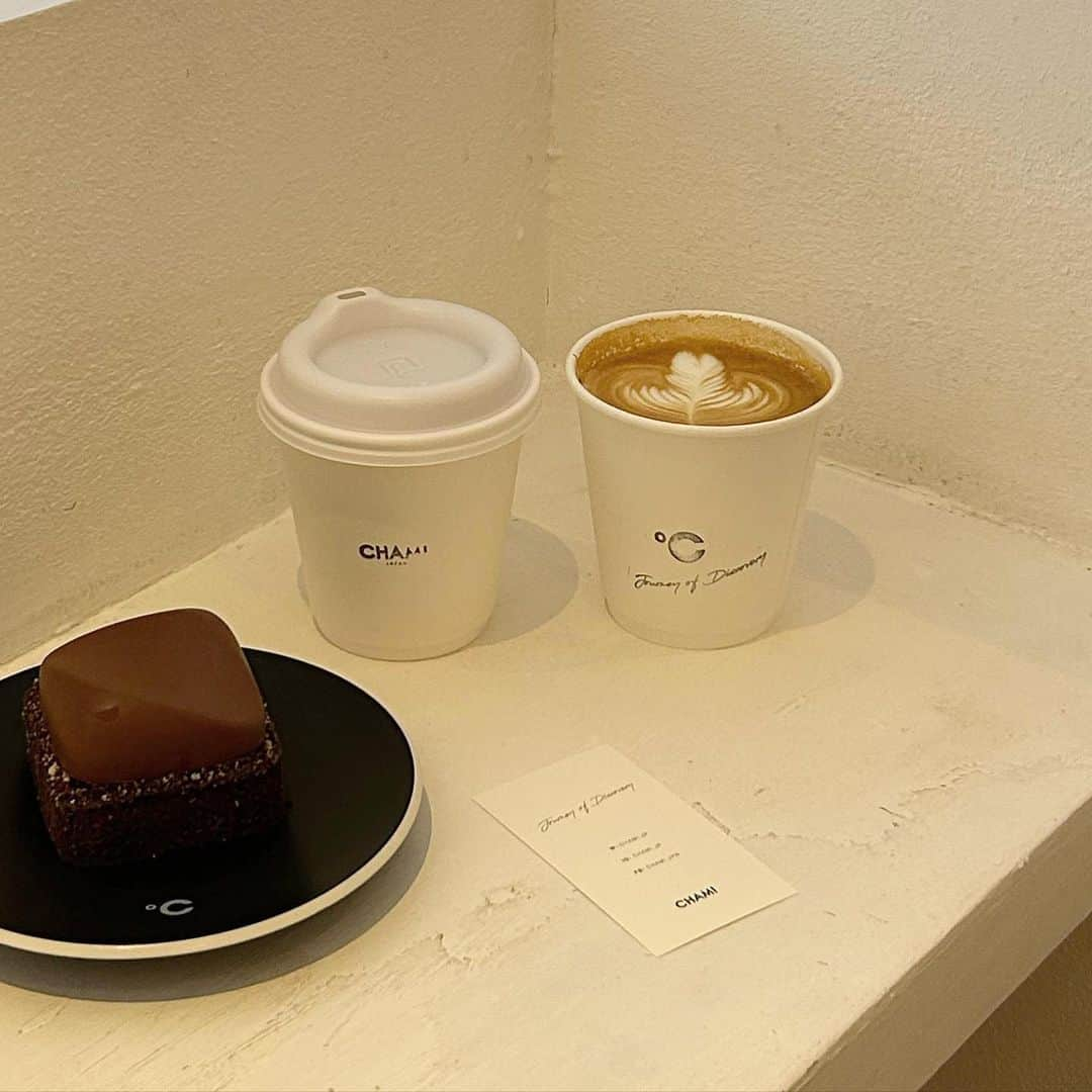 あみさんのインスタグラム写真 - (あみInstagram)「︴𝐶𝐻𝐴𝑀𝐼 , 𝑛𝑎𝑟𝑎 𝑐𝑎𝑓𝑒 ☕️🤍  🏷 order menu ☑︎ウェーブ ☑︎カフェラテ ☑︎ホットチョコレート  🪧access 近鉄奈良駅から徒歩3分  白基調のちょっと海外っぽさある感じで ここのカフェすごい雰囲気好きだったなあ🤍  レジ前に並んでるケーキが全部美味しそうすぎた ..  このショーケース見る瞬間が1番テンション上がる💭🫶🏻  気になるの多すぎたけどチョコケーキにした .‘.’ したのクッキーはほろ苦いココアって感じで 上のチョコレートと合わさると甘すぎないのが美味しかった(՞ . .՞)♡  . . . #chami #奈良カフェ #奈良観光 #奈良旅行 #奈良グルメ」12月9日 13時29分 - ami___nmo