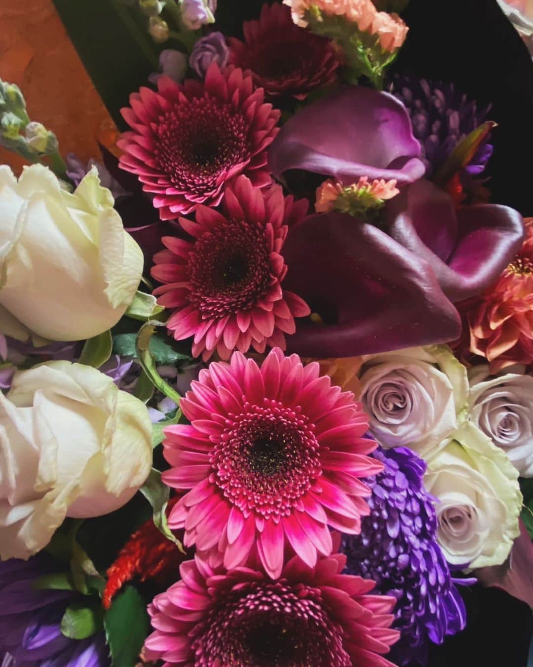 伊藤かずえのインスタグラム：「ぽかぽかのスタッフにいただいた誕生日祝いの花束です。とても綺麗😍」