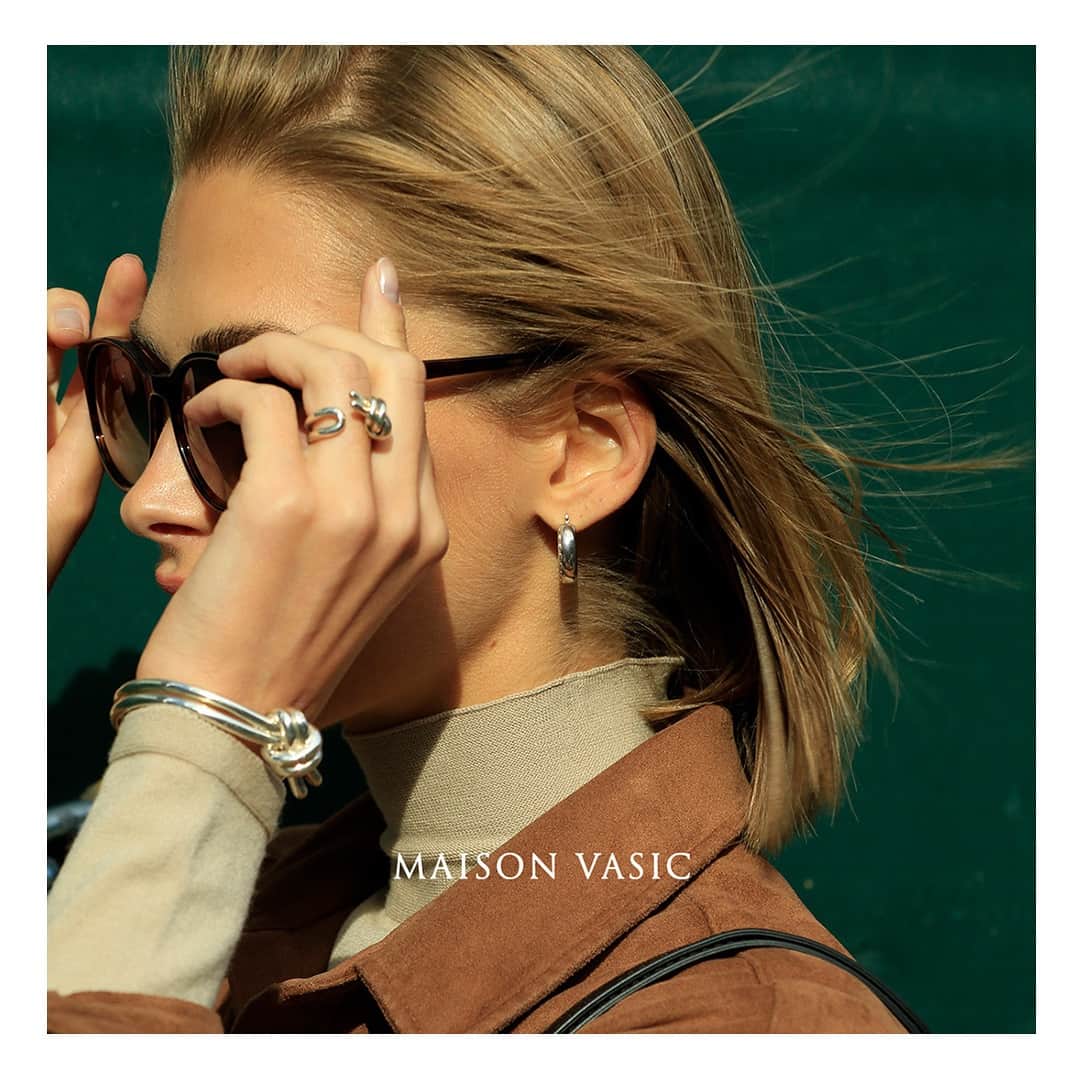 Vasic News In jpさんのインスタグラム写真 - (Vasic News In jpInstagram)「MAISON VASIC Knot Series  VASICのアイコンバッグBONDのノットをモチーフにしたジュエリー。  ※MAISON VASICのジュエリーは青山店・心斎橋店・オンラインストアでご覧いただけます  #vasic #vasicjapan #maisonvasic #jewelry #ヴァジック #メゾンヴァジック #vasicnews」12月9日 13時32分 - vasic_japan