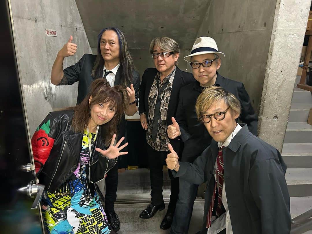 田村直美のインスタグラム：「ライブ前に　あーゆーれいでぃ！の 集合写真をよく載せてから行くんだけど ちょっと慌ててるから 誤字とか　自分は寝てる写真とか そんなあげても　笑わないでー笑 寝ててもやる気はてんこ盛りだよー🔥💓  あげなおし！ 😆昨日のあーゆーれぃでぃ@ELL」