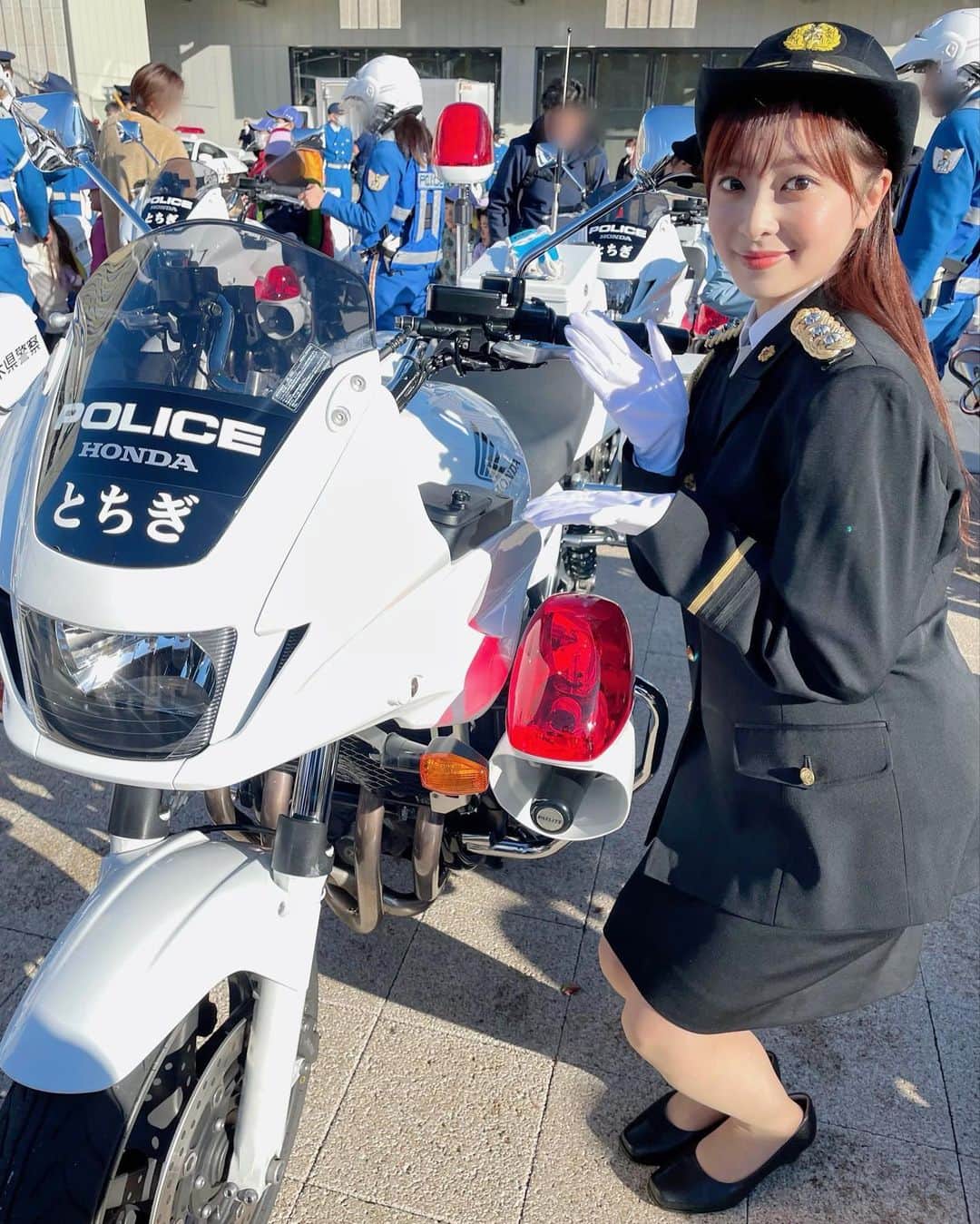 菊池柚花さんのインスタグラム写真 - (菊池柚花Instagram)「. 栃木県警察 一日交通部長委嘱式・出発式にお越しくださった皆さん、ありがとうございました👮🏻🚓  大好きな故郷・栃木県の安全を日頃から守ってくれている警察の皆さんと同じ礼服に袖を通し、身の引き締まる思いで出席させていただきました。  会場には、滅多に見られない珍しいパトカーや白バイなどが今年開通したばかりのLRTをバックに勢揃い🚓警察車両がズラリと並ぶ光景は壮観でした…！ 発車の合図も私がやらせていただき、非常に貴重な経験でした。  栃木県警のマスコット・ルリちゃん、栃木県交通安全協会のマスコット・ちゃんと君もとっても可愛かった💙💛  今回をきっかけに私自身も交通安全への意識がより高まりました。  ここから年末にかけて交通量も多くなります。 より一層気を引き締めて、皆さんも交通ルールをしっかり守って生活していきましょう！」12月9日 13時44分 - kikuchiyuuka