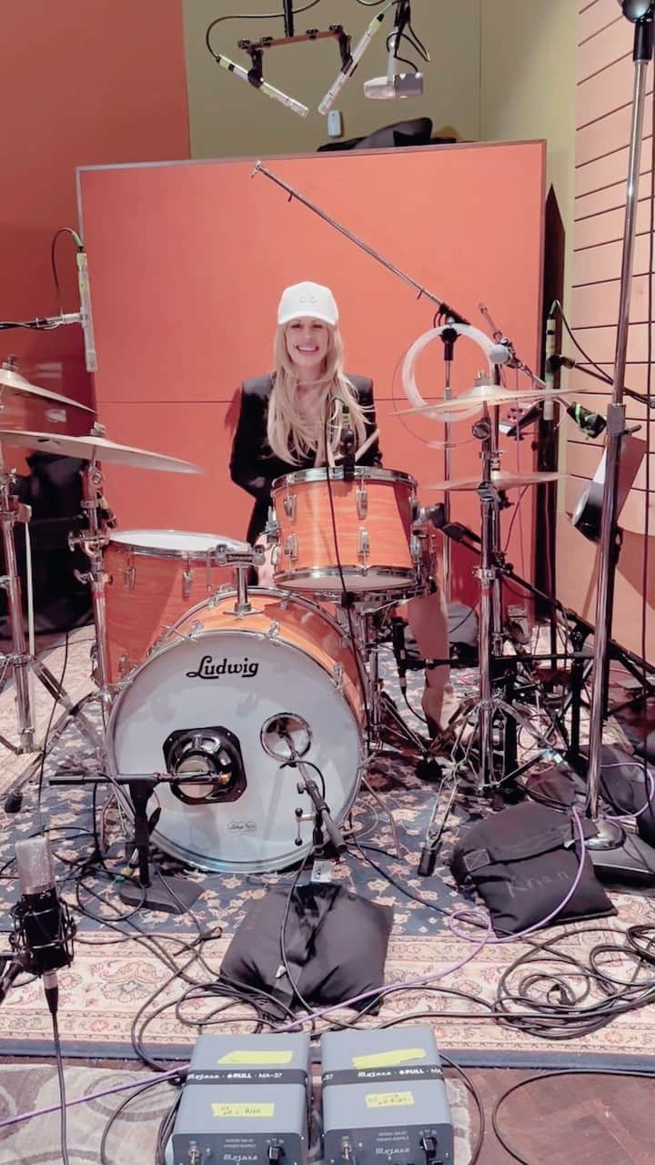 オリアンティのインスタグラム：「Heels 👠 and drums don’t mix haha 🎥 @raevintonn thankfully I’ve left the drums to a professional @eliasmallin for this record 😂」