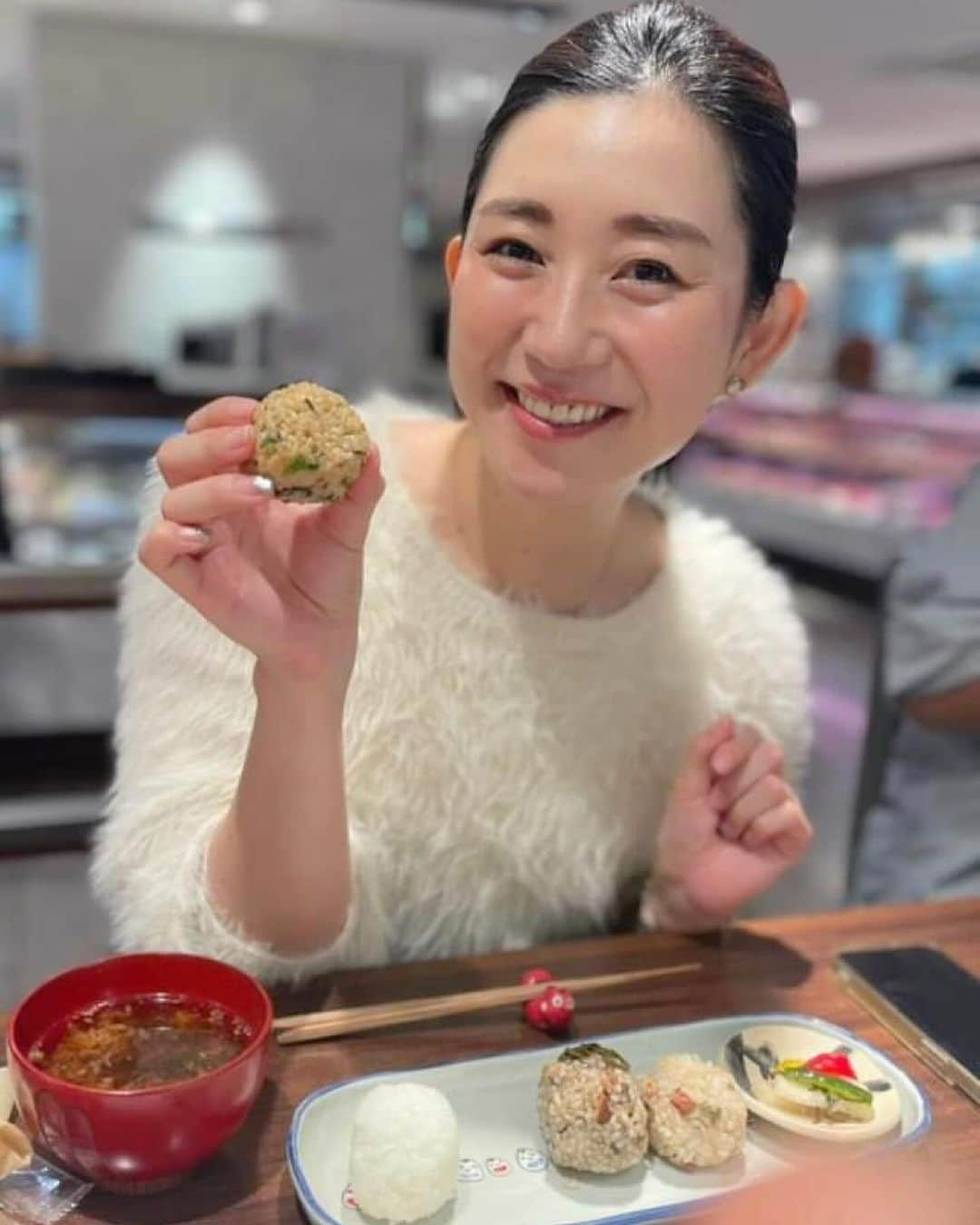 佐々木瞳さんのインスタグラム写真 - (佐々木瞳Instagram)「【ふくしまの米🍙おむすび大好き】  ことしが終わる前に投稿できていなかった写真や動画たち、投稿していきます💪  先月、新宿の伊勢丹で行われた @waraimusubi さんのおむすびイベント🍙  みきさんのおむすびは、いつもカラフル🌈体に良い具が沢山はいっていて、とっても楽しい！美味しい😋 今回は @seaveges さんの海藻ともコラボ🌊✨  日本人の腸には小麦より、お米が合っていると言われているので、私はなるべくお米を食べるようにしています！ とくにおむすびは、大好き🥰  ふくしまのお米でより一層美味しい 最高のおむすびタイムでした😋  #ふくしま #福島の米 #おむすび #笑むすび #海藻 #腸活 #おうちごはん #lifestyle #ダイエット #体質改善 #栄養 #発酵文化 #hakko #美腸 #美容 #healthy #美肌 #腸内環境 #日本の知恵 #発酵糀 #腸からキレイ #食物繊維 #腸活生活」12月9日 14時02分 - hitomihappygirl1026