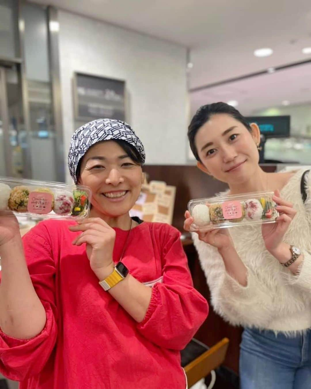 佐々木瞳さんのインスタグラム写真 - (佐々木瞳Instagram)「【ふくしまの米🍙おむすび大好き】  ことしが終わる前に投稿できていなかった写真や動画たち、投稿していきます💪  先月、新宿の伊勢丹で行われた @waraimusubi さんのおむすびイベント🍙  みきさんのおむすびは、いつもカラフル🌈体に良い具が沢山はいっていて、とっても楽しい！美味しい😋 今回は @seaveges さんの海藻ともコラボ🌊✨  日本人の腸には小麦より、お米が合っていると言われているので、私はなるべくお米を食べるようにしています！ とくにおむすびは、大好き🥰  ふくしまのお米でより一層美味しい 最高のおむすびタイムでした😋  #ふくしま #福島の米 #おむすび #笑むすび #海藻 #腸活 #おうちごはん #lifestyle #ダイエット #体質改善 #栄養 #発酵文化 #hakko #美腸 #美容 #healthy #美肌 #腸内環境 #日本の知恵 #発酵糀 #腸からキレイ #食物繊維 #腸活生活」12月9日 14時02分 - hitomihappygirl1026