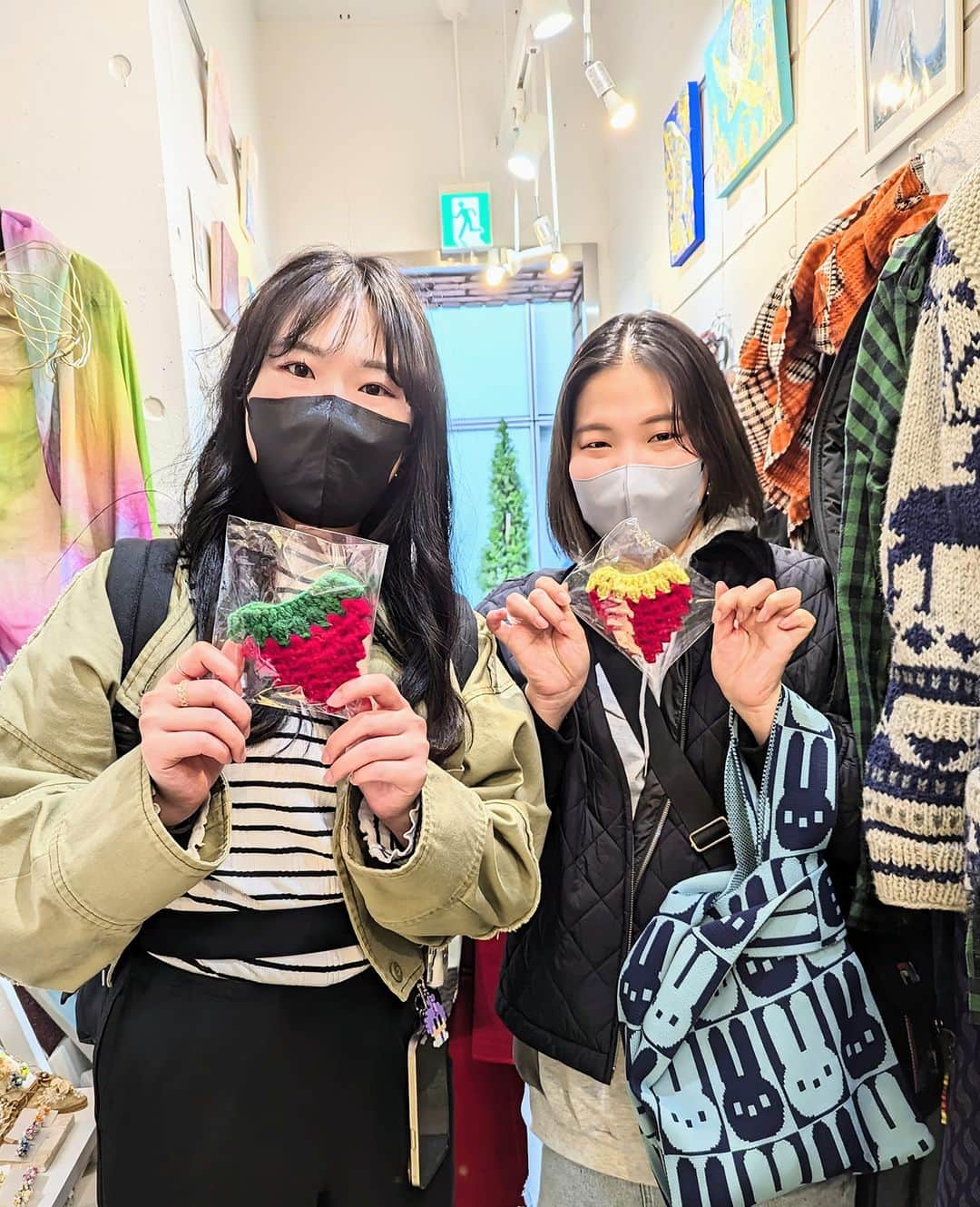 平井富子のインスタグラム：「可愛い女子登場！  大阪からサヤカちゃんとカズサちゃんがアンシャンテに、、  2人は福祉関連の仕事で、東京にはライヴで。 楽しみですね〜  東日本大震災の被災者さん達が編んでいる「アクリルたわし」を気に入って頂きました。苺が可愛いと、、嬉しい〜  ライヴ、楽しんで来てください～」