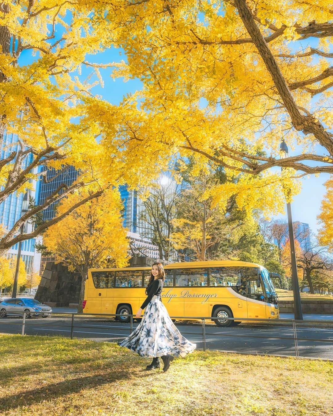 ももせゆきのインスタグラム：「🍁🌿🍂🍁 💛黄色×Yellow💛 東京駅のイチョウを見に来たら 後ろに黄色いバス停車しててかわいかった♥️ ・ ・ 投稿サボりすぎてるし国内投稿久々すぎる😂 もう少し投稿頑張るので見に来てね✨️ モチベーション上げたい ・ ・ Location 📍東京駅 Tokyo station Photo 📷 @shabon  レタッチ🎨私 @momoyu1125  ・  ・ #東京駅 #tokyo #tokyojapan #紅葉スポット #東京観光 #日本の風景  #autumnleaves#銀杏並木  #イチョウ  #japantrip #japantravel  #国内旅行  #team_jp_ #japan_daytime_view  #genic_mag #IGersJP #retrip_nippon  #カメラ女子 #ファインダー越しの私の世界 #tokyocameraclub  #art_of_japan_  #whim_member  #japan_of_insta#beautifuldestinations #写真撮ってる人と繋がりたい」