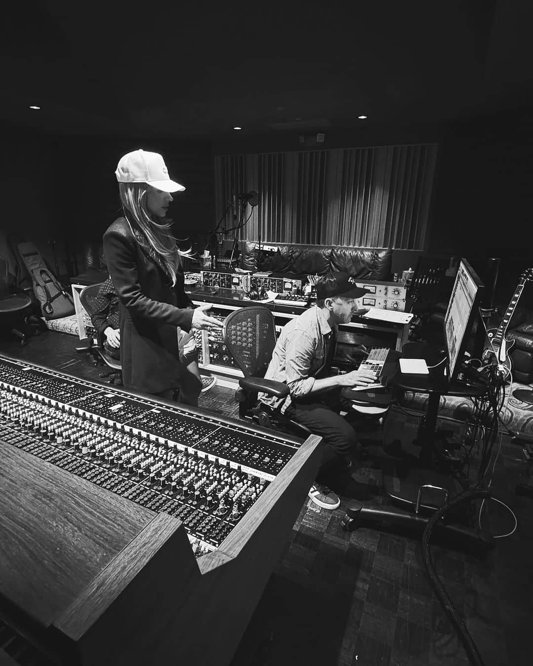 のインスタグラム：「Got 2 done ☑️ with one of my great friends / bass player and now engineering @justinandres3 #bad4eachother #firstimeblues 🎥 @raevintonn」