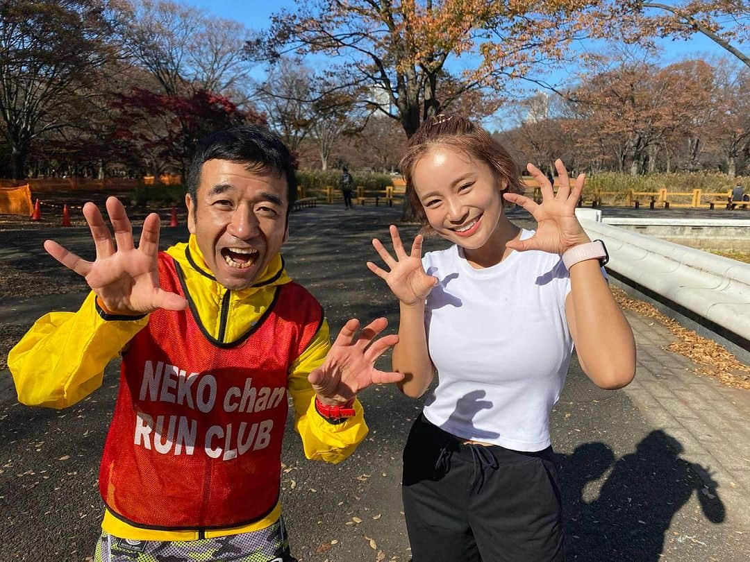 猫ひろしのインスタグラム：「#拡散 この時期がきた‼️ 芸能人対抗駅伝2024 1月3日（水）14時～　テレビ東京系列 放送決定‼️  写真は今回初参加のパルクールアーティストの田辺莉咲子さん  身長同じなのに、顔の大きさが全然違う‼️  皆さん、ぜひ１月３日テレビでご期待ください！猫爆走します  #芸能人対抗駅伝 #猫ちゃんランクラブ  #なんとなくマラソンあるある #くだRUN #ハーフマラソン  #ランニング #フルマラソン #ジョギング #マラソン #ランニングウェア #ランニングスタイル #ランニング男子　#マラソン好きと繋がりたい #ランニング好きな人と繋がりたい　#ランナーさんと繋がりたい #猫ひろし #芸人  #カンボジア #ハシリマシタグラム #ランスタグラム中年の部 #ハイテクタウン #加圧トレーニングジムdeux #もみじはりきゅう整骨院  #ワハハ本舗 #マッスルテック #エクステンド #ボディメーカー #Polar #ランニャーソックス」