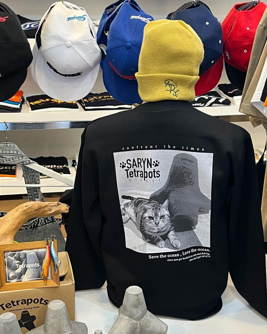 彼方茜香のインスタグラム：「販売中♥ コラボトレーナーM.L.XL 税込9,800(XXL10,300) Sarynネックウォーマー 税込3,900 Saryn ニット帽 税込4,900 イベントTシャツ(本日分完売) 税込8,800 くじ引き1回1000円 まだBIGキラキラ2枚残ってます！ 明日分も2枚あるのでチャーンス🎶 @tetrapots_official  アメ村店 12月9日・10日12:00〜19:00までお待ちしております！  #Saryn」