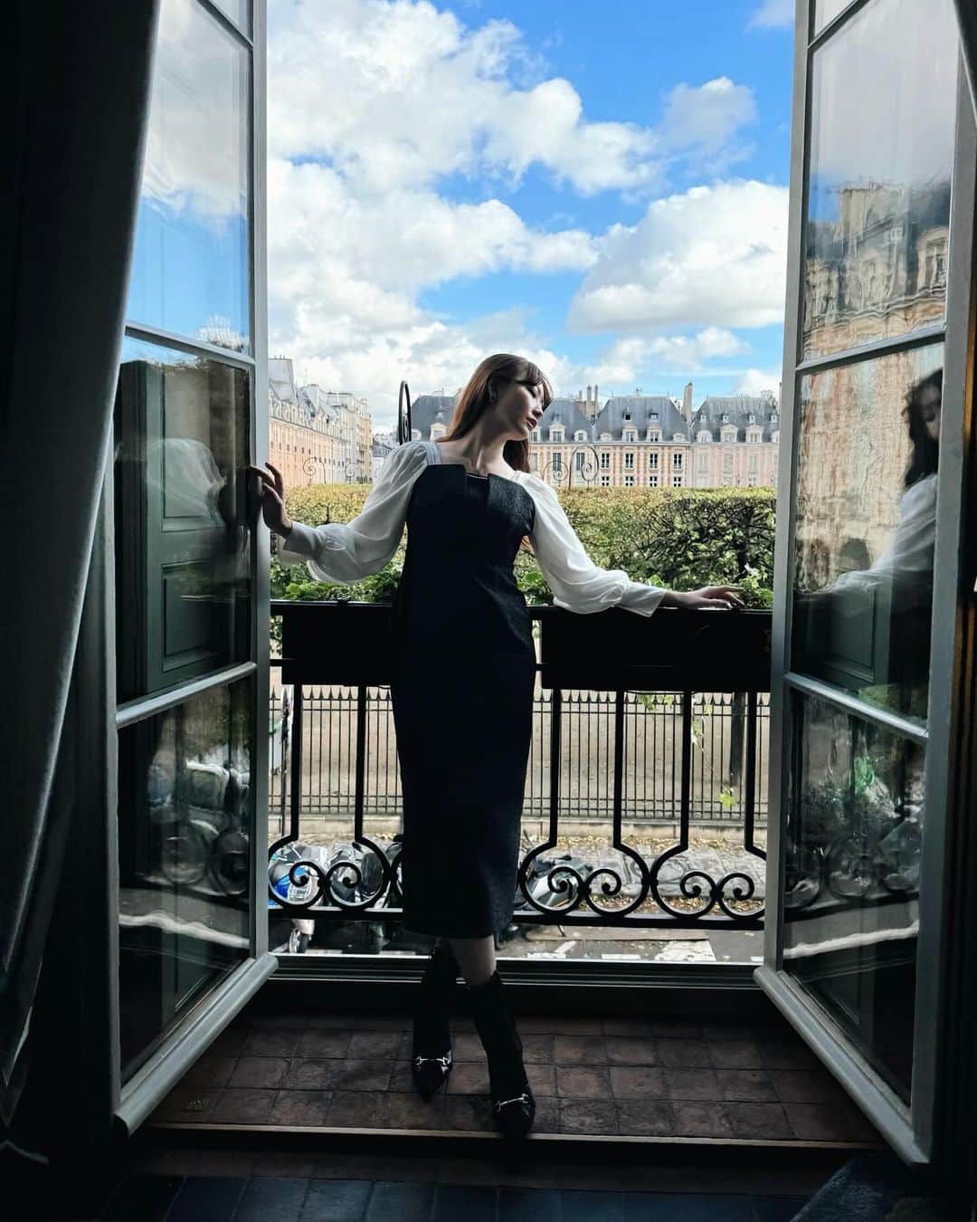小嶋陽菜さんのインスタグラム写真 - (小嶋陽菜Instagram)「パリで気になっていたホテル Cour des Vosges マレに泊まるのは初めて😳！ 小さなホテルですがお部屋の内装やクリエイティブが好みでずっとチェックしていました。  お部屋の窓を開けるとヴォージュ広場の庭園が広がっています。ハープの演奏が聞こえてきました🎼 1970年代の貴族のエレガントな雰囲気に現代的なステンレス、ウッド、大理石の組み合わせが素敵でした。天井が高く開放感もあり、また訪れたいお気に入りのホテルのひとつに✨お買い物やカフェのCaretteも近くて、またゆっくりできるときに泊まりたい🤍  更にくわしくvlogで紹介しますね！ ホテルに行くとお部屋のインテリアとか喋りすぎて何十分も喋ってるのでいつもほとんどカットしてます😂ここは特に話したくなるホテルでした！只今編集中🎞️  ドレスは明日発売のCrillon Crystal Pearl Jaquard Dress 縦のシルエットとデコルテの美しさが光る特別なドレス。イベントでも大人気で嬉しい🫶」12月9日 14時25分 - nyanchan22