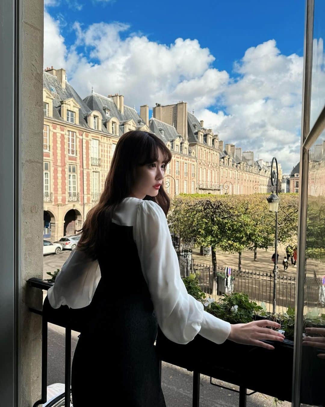 小嶋陽菜さんのインスタグラム写真 - (小嶋陽菜Instagram)「パリで気になっていたホテル Cour des Vosges マレに泊まるのは初めて😳！ 小さなホテルですがお部屋の内装やクリエイティブが好みでずっとチェックしていました。  お部屋の窓を開けるとヴォージュ広場の庭園が広がっています。ハープの演奏が聞こえてきました🎼 1970年代の貴族のエレガントな雰囲気に現代的なステンレス、ウッド、大理石の組み合わせが素敵でした。天井が高く開放感もあり、また訪れたいお気に入りのホテルのひとつに✨お買い物やカフェのCaretteも近くて、またゆっくりできるときに泊まりたい🤍  更にくわしくvlogで紹介しますね！ ホテルに行くとお部屋のインテリアとか喋りすぎて何十分も喋ってるのでいつもほとんどカットしてます😂ここは特に話したくなるホテルでした！只今編集中🎞️  ドレスは明日発売のCrillon Crystal Pearl Jaquard Dress 縦のシルエットとデコルテの美しさが光る特別なドレス。イベントでも大人気で嬉しい🫶」12月9日 14時25分 - nyanchan22