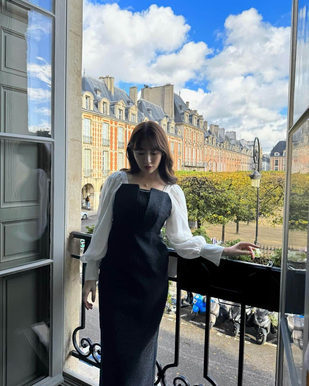 小嶋陽菜さんのインスタグラム写真 - (小嶋陽菜Instagram)「パリで気になっていたホテル Cour des Vosges マレに泊まるのは初めて😳！ 小さなホテルですがお部屋の内装やクリエイティブが好みでずっとチェックしていました。  お部屋の窓を開けるとヴォージュ広場の庭園が広がっています。ハープの演奏が聞こえてきました🎼 1970年代の貴族のエレガントな雰囲気に現代的なステンレス、ウッド、大理石の組み合わせが素敵でした。天井が高く開放感もあり、また訪れたいお気に入りのホテルのひとつに✨お買い物やカフェのCaretteも近くて、またゆっくりできるときに泊まりたい🤍  更にくわしくvlogで紹介しますね！ ホテルに行くとお部屋のインテリアとか喋りすぎて何十分も喋ってるのでいつもほとんどカットしてます😂ここは特に話したくなるホテルでした！只今編集中🎞️  ドレスは明日発売のCrillon Crystal Pearl Jaquard Dress 縦のシルエットとデコルテの美しさが光る特別なドレス。イベントでも大人気で嬉しい🫶」12月9日 14時25分 - nyanchan22