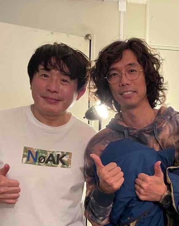 広沢タダシのインスタグラム：「ビルボードライブ大阪で竹善さんのライブを観せていただきました。歌と演奏、セットリスト、MC含め、全てが繋がって心を動かされるライブでした。ビルボードライブはどうしても比較的短いライブになるけど、あんなに満たされるライブは初めてやったなぁ。  途中、KANさんの脚本の話になって、「今日はタダシも来てるんです」って紹介いただいて、焦った僕は目の前のトマトジュースを全力で倒して、下半身が真っ赤になったのでした。なので上半身だけの写真で。  竹善さんがわざわざライブ中に紹介していただいたCDはこちらです。ぜひ聴いてやってください！ ーーーーーーーーーーーーー New EP『Music ha 9 lives』 https://hirosawa.theshop.jp/ ーーーーーーーーーーーーー  そして竹善さんとEPの話をさせてもらった番組が、今日から各地で放送が始まります。聴いてね！ ーーーーーーーーーーーーーーーーーーー ※オンエア情報 ・番組名：「SING LIKE TALKING 佐藤竹善のアンダンテ」 ・JFN系列31局ネットです。 　毎週土曜日に新しい回がスタートし、翌週の金曜日まで、全国各地でOAされます。 ・3回シリーズで、広沢タダシの初回は12/9(土)〜12/15(金)です。 ・番組 HP： https://park.gsj.mobi/program/show/48125（毎週水曜日の朝5時30分更新）」