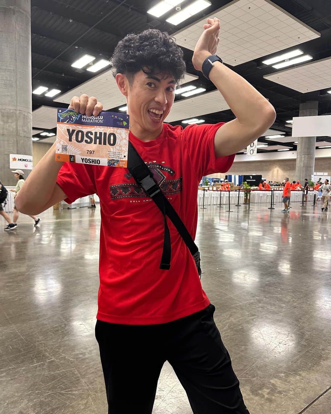 小島よしおのインスタグラム：「ホノルル到着。　 本場に向けてゼッケンもらったり打ち合わせなどをしたり撮影したりしながら 前夜祭？のフライデーナイトを覗いて 一旦ホテルで一息つく やっぱり気候最高。」