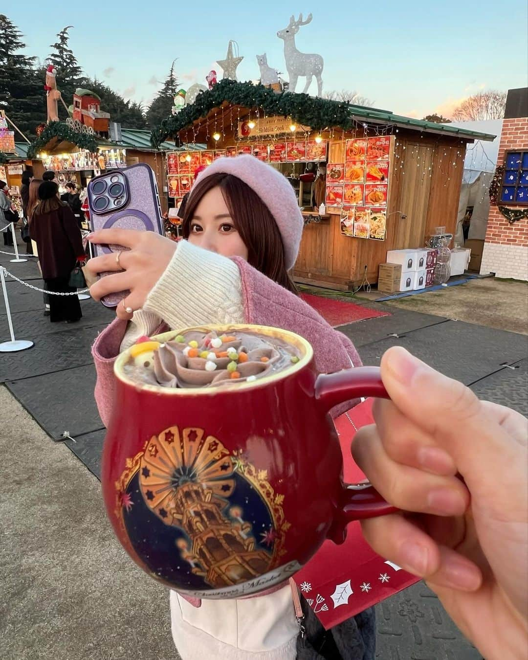 成瀬心美さんのインスタグラム写真 - (成瀬心美Instagram)「🌲  クリスマスマーケットに 行ってきた❣️  師走ということで バタバタしてるけど 大好きなクリスマスが 終わってしまうではないかー💦 って事で お仕事前に少しだけ ずっと行きたかったこちらに❤️💚  気合いで前売り券買って 欲しかったマグカップもゲット😚  赤のカップの日と 青のカップの日があったらしく 赤が欲しいなー🥺 って思ってたら 見事的中🎯 入り口で大喜びしました🤣  この日は日中上着いらないくらい あたたかくて 明るい時間は人も少なくて 快適でしたー✨  ご飯屋さんも沢山並んでて チーズかけのソーセージ どうしても食べたかったから 一杯だけフルーツビールも いただきました😚  短い時間だったけど 本当に楽しかった♥️  また来年も行けるかな🎅  大好きなクリスマス 終わって欲しくないものです🌲✨」12月9日 14時40分 - coco3ndazo