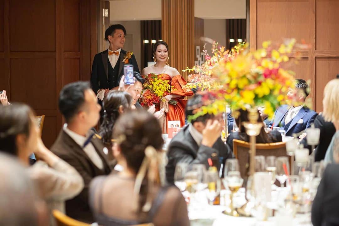 東京タワーの麓の結婚式さんのインスタグラム写真 - (東京タワーの麓の結婚式Instagram)「🗼 @theplaceoftokyo ←他の投稿はこちら  素敵なパーティーをご紹介いたします☺️❤️  テラコッタオレンジのドレスがとってもお似合いですね🍊  ドレスにも会場にもピッタリな会場装花も とてもオシャレで素敵です◎  ウェディングケーキのかわりに おふたりが用意されたのは・・・ なんと！！！  特大カレーライス🍛  カレールーをおふたりがかけることで 特大カレーライスが完成👍  その後、カレーライスでのファーストバイトは ゲストのみなさまも大盛り上がりの演出でした🩷  これからご結婚式のみなさまで オリジナルの演出をご希望の方は ぜひプランナーにご相談くださいませ✨  ｰｰｰｰｰｰｰｰｰｰｰｰｰｰｰｰｰｰｰｰｰｰｰｰｰｰｰｰ  東京タワーの麓の結婚式場 The Place of Tokyo @theplaceoftokyo  思い出の場所は はじまりの場所となり 永遠の場所に変わる  2023.9 リニューアルオープン  ｰｰｰｰｰｰｰｰｰｰｰｰｰｰｰｰｰｰｰｰｰｰｰｰｰｰｰｰ  #プレオブ花嫁 #theplaceoftokyo #プレイスオブトウキョウ  #プレイスオブトーキョー  #プレイスオブ東京  #ザプレイスオブトーキョー  #ザプレイスオブ東京  #ザプレイスオブトーキョー  #東京結婚式場 #結婚式 #結婚式場 #ブライダルフェア #ウェディングフェア #プロポーズ #東京タワー #東京タワーが好き #tokyotower  #パーティーレポート #結婚式レポート #式場探し #式場見学 #プレ花嫁 #プレ花嫁準備 #2023花嫁 #プレ花嫁2023 #2024花嫁 #プレ花嫁2024」12月9日 14時42分 - theplaceoftokyo