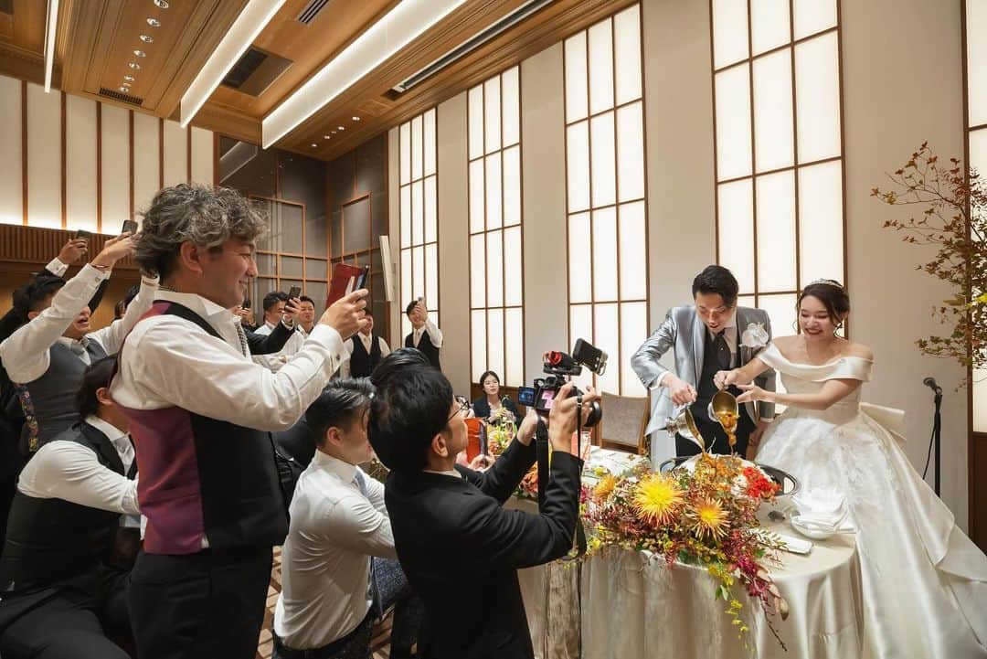 東京タワーの麓の結婚式さんのインスタグラム写真 - (東京タワーの麓の結婚式Instagram)「🗼 @theplaceoftokyo ←他の投稿はこちら  素敵なパーティーをご紹介いたします☺️❤️  テラコッタオレンジのドレスがとってもお似合いですね🍊  ドレスにも会場にもピッタリな会場装花も とてもオシャレで素敵です◎  ウェディングケーキのかわりに おふたりが用意されたのは・・・ なんと！！！  特大カレーライス🍛  カレールーをおふたりがかけることで 特大カレーライスが完成👍  その後、カレーライスでのファーストバイトは ゲストのみなさまも大盛り上がりの演出でした🩷  これからご結婚式のみなさまで オリジナルの演出をご希望の方は ぜひプランナーにご相談くださいませ✨  ｰｰｰｰｰｰｰｰｰｰｰｰｰｰｰｰｰｰｰｰｰｰｰｰｰｰｰｰ  東京タワーの麓の結婚式場 The Place of Tokyo @theplaceoftokyo  思い出の場所は はじまりの場所となり 永遠の場所に変わる  2023.9 リニューアルオープン  ｰｰｰｰｰｰｰｰｰｰｰｰｰｰｰｰｰｰｰｰｰｰｰｰｰｰｰｰ  #プレオブ花嫁 #theplaceoftokyo #プレイスオブトウキョウ  #プレイスオブトーキョー  #プレイスオブ東京  #ザプレイスオブトーキョー  #ザプレイスオブ東京  #ザプレイスオブトーキョー  #東京結婚式場 #結婚式 #結婚式場 #ブライダルフェア #ウェディングフェア #プロポーズ #東京タワー #東京タワーが好き #tokyotower  #パーティーレポート #結婚式レポート #式場探し #式場見学 #プレ花嫁 #プレ花嫁準備 #2023花嫁 #プレ花嫁2023 #2024花嫁 #プレ花嫁2024」12月9日 14時42分 - theplaceoftokyo