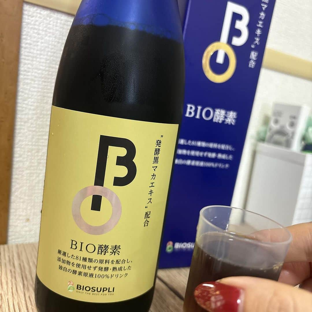 Arisa Nanaseさんのインスタグラム写真 - (Arisa NanaseInstagram)「最近届いたこのBIO酵素、プルーン風味で黒糖の甘さがあって飲みやすかった😊✨ 「発酵のまち」新潟県上越市で製造された無添加の酵素ドリンクです。 酵素がいいのはもう昔から知ってて、最近食べ過ぎちゃうし食べ物減らすと倒れるからどうしようと思ってたので、酵素で置き換えたり朝飲んだりして使ってるよ👌  81種の厳選素材を配合されてるのもすごい🩷炭酸水などで割っても美味しいけど、私はそのままでも全然飲めた☺️ これなら続きそう✨ しばらく様子見ます👀  通常のマカに比べ、アミノ酸類約60％UP、抗酸化力約3倍、亜鉛が約20倍にした発酵黒マカエキスというのも入ってるらしい🔥  今年2024年のテーマのひとつとして食事と運動があるから早速気をつけないと！  PR @biosupli #バイオサプリ #酵素ドリンク #ファスティング #ダイエット #発酵 #bio酵素 #酵素ダイエット #置き換えダイエット」12月9日 14時43分 - arisa.nanase