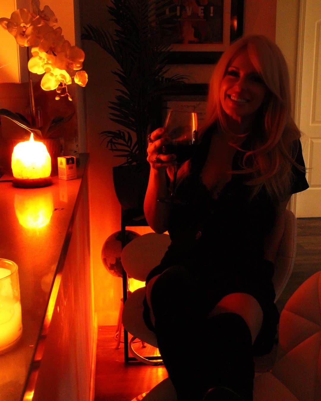 のインスタグラム：「Cheers wishing you all a wonderful weekend ✨💫 off to Vegas tomorrow… can’t wait to share these new tunes 🎥 @arilask」