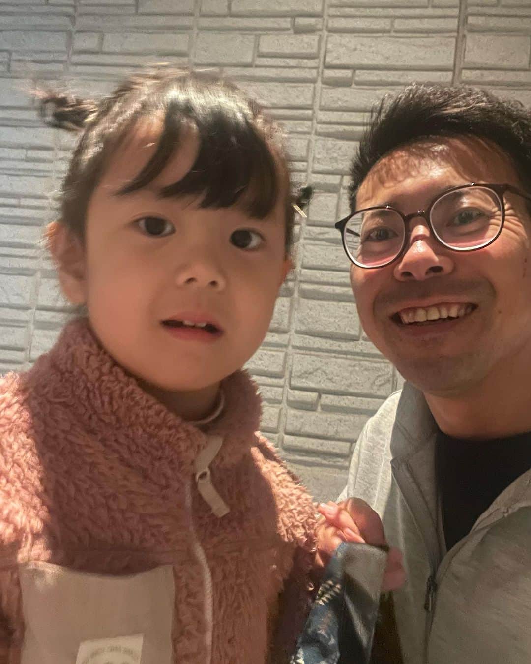 アキラ・コンチネンタル・フィーバーのインスタグラム：「日本脳炎💉とインフルエンザ予防接種💉両肩に注射。2発連続の注射、全く泣かずに大変良く出来ました💮」