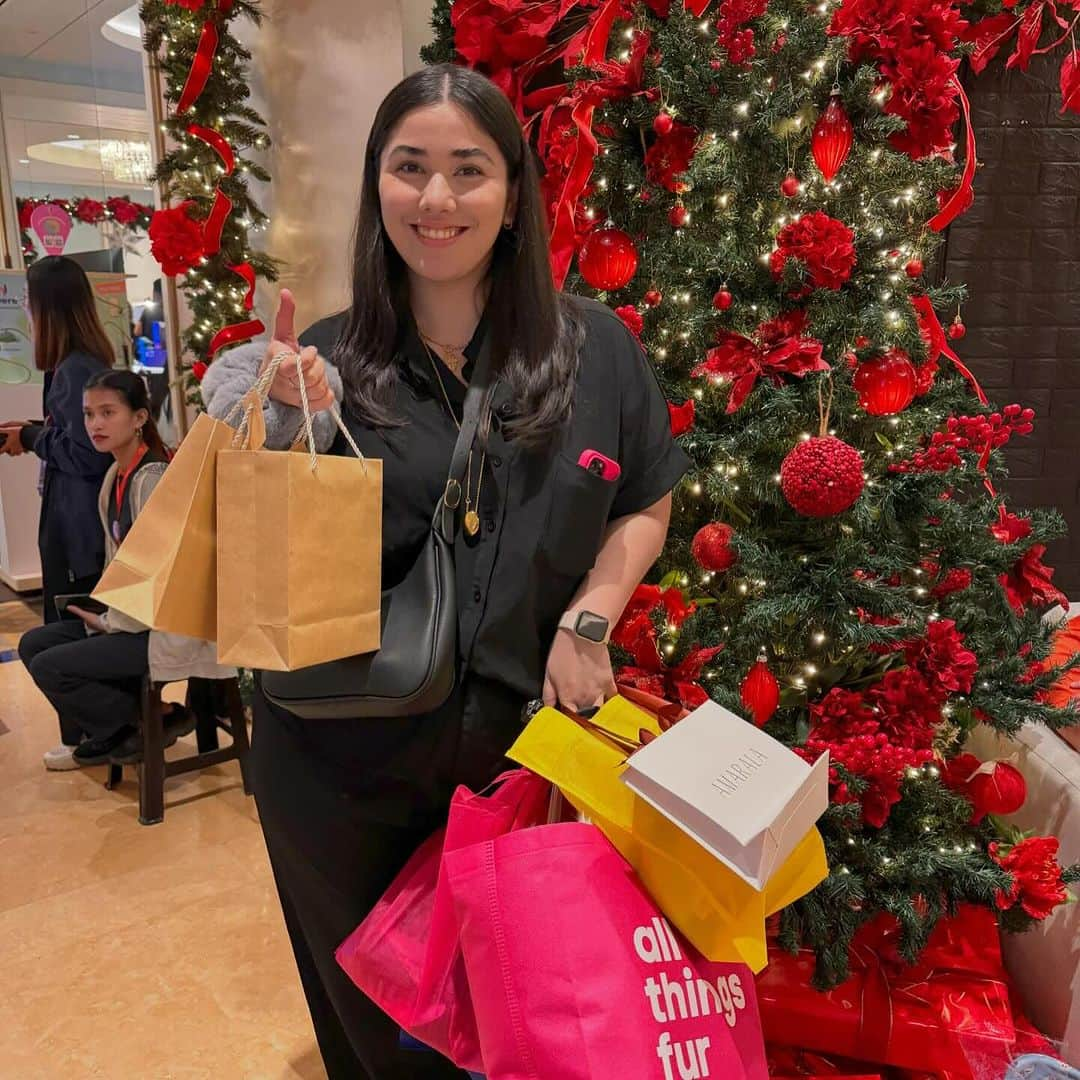 ローレン・ヤングのインスタグラム：「Super shopping spree yesterday at @soireebyretaillab! Was able to finish all my Christmas shopping in 1 day 🎄 It runs until Dec 10 at The Fifth at Rockwell from 11am-9pm💖 @retaillabph」