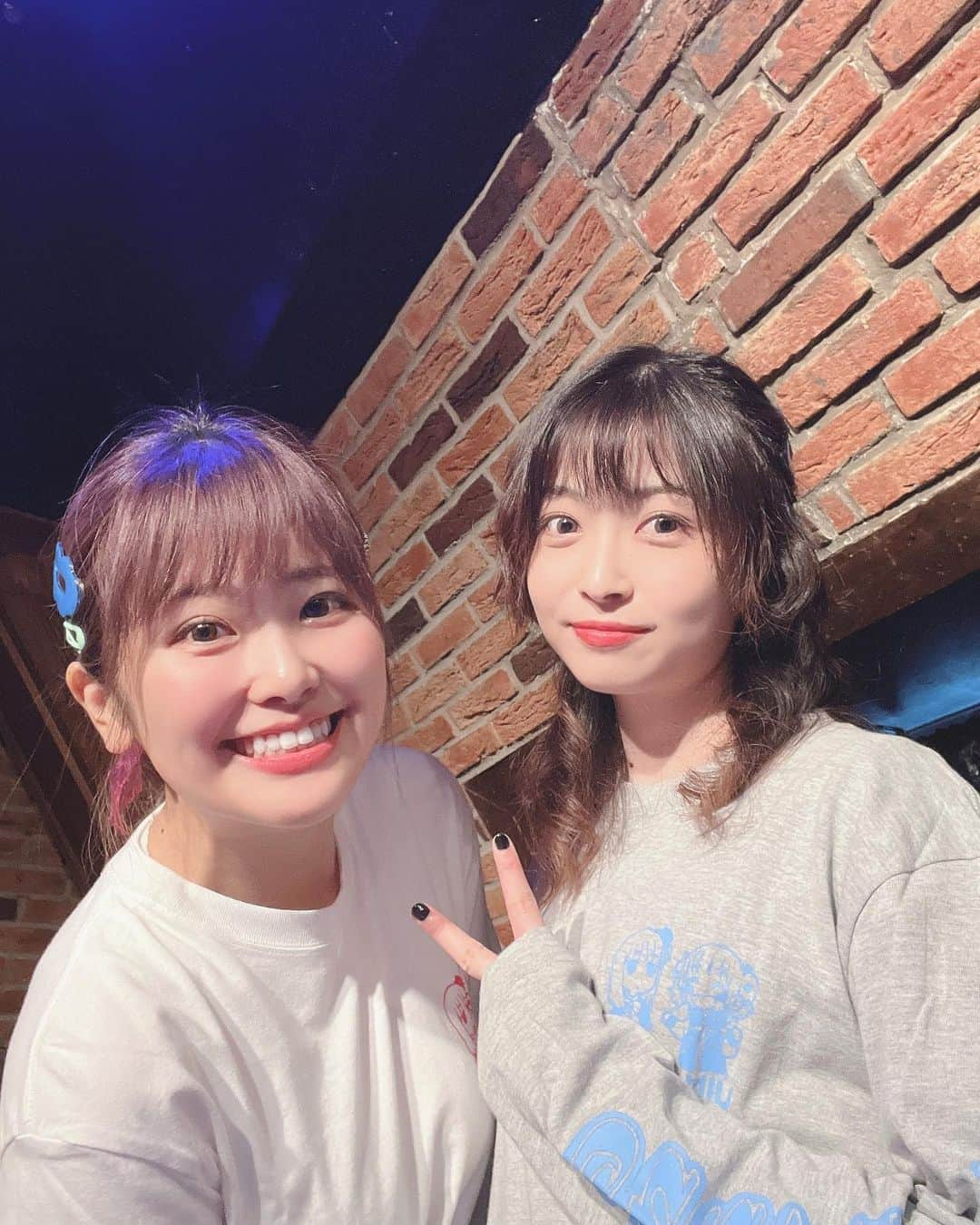 吉岡茉祐のインスタグラム：「#秘密結社MiU のライブ！  すっかりうっかり、投稿が遅れてしまった…。  元はと言えば、プライベートでまみさんが買った「ましーん」と読んでるアレを手にしたことから始まり…  なんか巻き込まれて始まったユニットが、コロナ禍を経てちゃんとライブできるまでになりました☺️  とはいえ、準備がバタバタで、終わってからの撤収、その後の数字にてんやわんや。 いつもスタッフさん達は私たちがステージを降りた後、こんなことまでやってたんだな…と感じる時間。 ありがたみしかなかった。  本当にすごいです。 イベントひとつ作るにもこんなに時間と労力がいるなんて。 学びました。  そもそもこのユニットのライブは、曲名は決めてないし、音源化ほぼされてないし、活動まばらだから何してるかわかんないし。() そんな中、面白そうって遊びにきてくれたみなさん強すぎる。 本当に心からありがとうございました。  実はもう、また次のステップへの打ち合わせも始まってます。 多分そう遠くないうちに、なんかお知らせできると思うんですよね。 決まってないけど。笑  普通じゃない面白いこと、これからも色々やっていくと思います。 気長に、見守ってください。  👌👁️‍🗨️👌  #山下まみ #吉岡茉祐 #まみみ #まゆしぃ  #projectM」