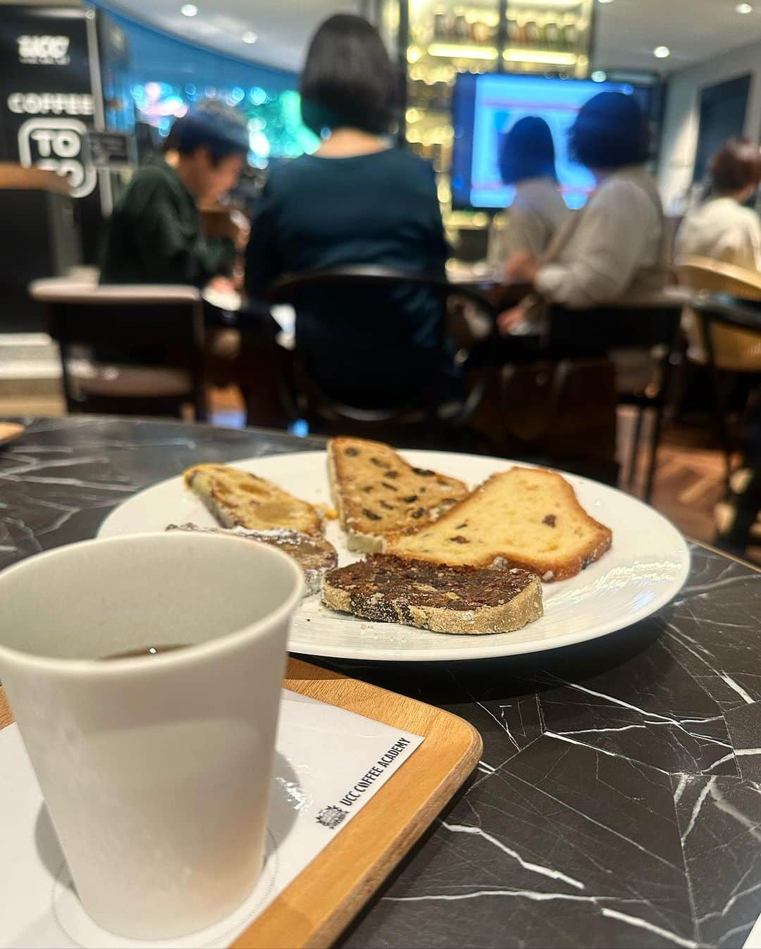 中川友里さんのインスタグラム写真 - (中川友里Instagram)「coffee academy🎄🎉  UCC @uccueshimacoffee さんのコーヒー☕️セミナーへ🎄✨  アロマ勉強するならコーヒー☕️を学ぶのはマスト❤️  本社エントランスのカフェにはコーヒー豆の木が 赤く実をつけていました🥰  食べると優しい甘さ😳コーヒーチェリー🍒  エントランスあったくて日本じゃないみたい🍒  ※温度管理されています  UCCのコーヒー専門教育機関「UCCコーヒーアカデミー」  今回は＜コーヒーとパンのおいしい出会い　第18弾（シュトレン）セミナー>🎄✨  マツコの知らない世界で袋パンを毎月250種類17年間食べ続けているパンコーディネーター／ひのようこ※さんが先生👩‍🏫  どんなパンがおすすめなのか、ひのさんを特別講師としてお招きしパン（シュトレン）5種類を試食いただきながら、 コーヒーの味わいにマッチするパンの楽しみ方や、 パン屋さんでの選び方のコツなどを教えてもらいました🎉  ※パンコーディネーター／ひのようこさん： プロフィール：こんがりパンだパンクラブ主宰。1999年にパンサークル『こんがりパンだパンクラブ』を立ち上げ。以来、300回以上のイベントを開催。これまで食べたパンの種類は70,000種類を超える。日本だけでなく海外のパン屋巡りやイベント開催を通して『パンと人をつなぐ』をテーマに活動中。  パレスホテル　@palacehoteltokyo のパイナップルジンジャーのシュトレンがいちばん美味しかった🥰🍒  日本の市場になかなか出回らない、カメルーン🇨🇲、コートジボワール🇨🇮、ドミニカ🇩🇲、ベネズエラ🇻🇪のコーヒーを試飲しました☕️❤️  ベネズエラの品種、ウシュウシュがいちばん美味しかった〜🌸  #coffee #beans #ucc」12月9日 15時04分 - darayunya