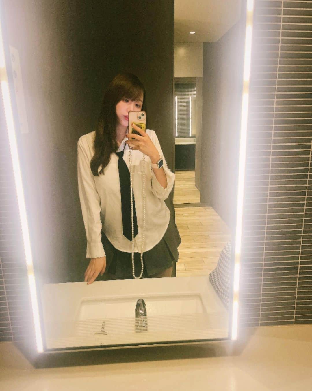 塚本舞のインスタグラム：「どうしてもぼんやりシルエットになってしまう冬服  網目の大きいニットはベイマックスになってしまうし ピタッとしたニットだとお胸が目立ちすぎてしまうので 本当に日々着る服に悩んでいるのですが 自分の体型の最適解としてYシャツが助かりすぎる〜！ ⁡ ⁡ Yシャツは肩の鋭角さがしっかりと出てくれるので、 ずんぐり見えないし襟元で縦ラインも強調できて🫶🏻 ⁡ トレーニングに通い始めて巻き肩や猫背の改善、肩甲骨のストレッチなどで肩がかなりシャープになって 姿勢美人になれたと実感しています🫡✨ ⁡ 数年前は私も肩が丸くて、首から肩、背中の境界が曖昧で😿 年齢や生活感や美意識がダイレクトに表れてしまうけど 他の人と差をつけやすいパーツでもあるので トレーニングによる姿勢の矯正はとってもおすすめです💓 ⁡ @artisan_pt.aoyama いつもありがとうございます〜！ ⁡ ⁡ ⁡ ⁡ おまけ👉 外カメラにしようとして、インカメで誤って撮っていた写真🐙   ⁡」