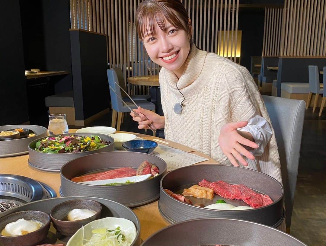 テレビ北海道「旅コミ北海道」のインスタグラム：「【旅コミ北海道】 今日夕方6時30分からの旅コミは… 60分スペシャル！ コスパ抜群！高評価！この冬泊まりたい美食＆名湯の宿！🙌🏻  温泉宿の中に…精肉店と酒屋さんが？！😳  お肉の質にこだわった 美味しい焼肉をいただいた後に温泉で癒され…☺️ その後はキンキンに冷えたビールを🍺  一日中いたくなるコスパ抜群の温泉です☺️❤️  番組から素敵なプレゼントも🎁 是非ご覧ください😌 ・ ・ 旅コミ北海道〜じゃらん de Go！ 毎週土曜日夕方6時30分 12月9日OA . . #また旅へ#旅コミ#北海道#北海道じゃらん#旅#グルメ#食#観光#オフショット#テレビ北海道#haruka#プレゼント #tabikomi#7ch#hokkaido#tvh#tvprogram#television#sightseeing#gourmet#travelood」