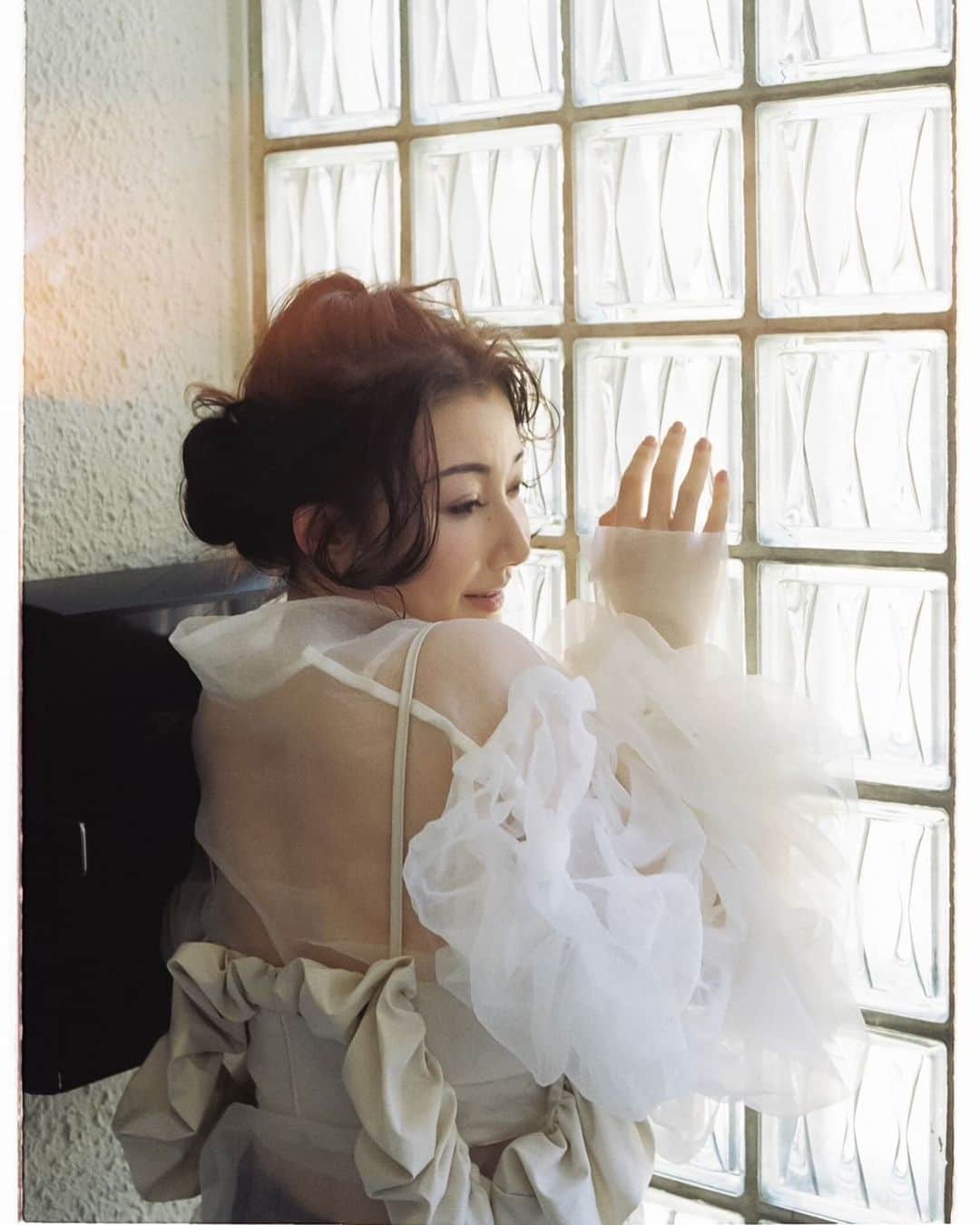 黒川沙良のインスタグラム：「とろけるキスと同じくらい 包み込まれるハグも好きだった 心地良かった  あなたの好きなものがいつか 私の好きなものになっていた 似たのかな  そう あなたは最高だよdarling  「何もかもが初めてだった」 2人でそんなふうに笑い合った 醒めないで 解けないで 言いたくない "また来世"  ෆ‪┈┈┈┈┈┈┈┈┈┈┈┈┈┈┈ෆ  ／ 𝐍𝐞𝐱𝐭 𝐋𝐢𝐯𝐞 𝐈𝐧𝐟𝐨🎤🎅🏼🎄 ‪＼  2023.12.25  Moment at Bank30 今年ラストのライブ🤍 素晴らしいクリスマスの夜を お届けします🫶🏻 ご予約はプロフィールリンクより🔗  ﹏﹏﹏﹏﹏﹏﹏﹏﹏﹏﹏  𝐍𝐞𝐰 𝐑𝐞𝐥𝐞𝐚𝐬𝐞⚡️𝐎𝐮𝐭 𝐍𝐨𝐰  09.01.... Secret Call  10.25.... Love  11.28... また来世  プロフィールリンクより🔗  ෆ‪┈┈┈┈┈┈┈┈┈┈┈┈┈┈┈ෆ‪」