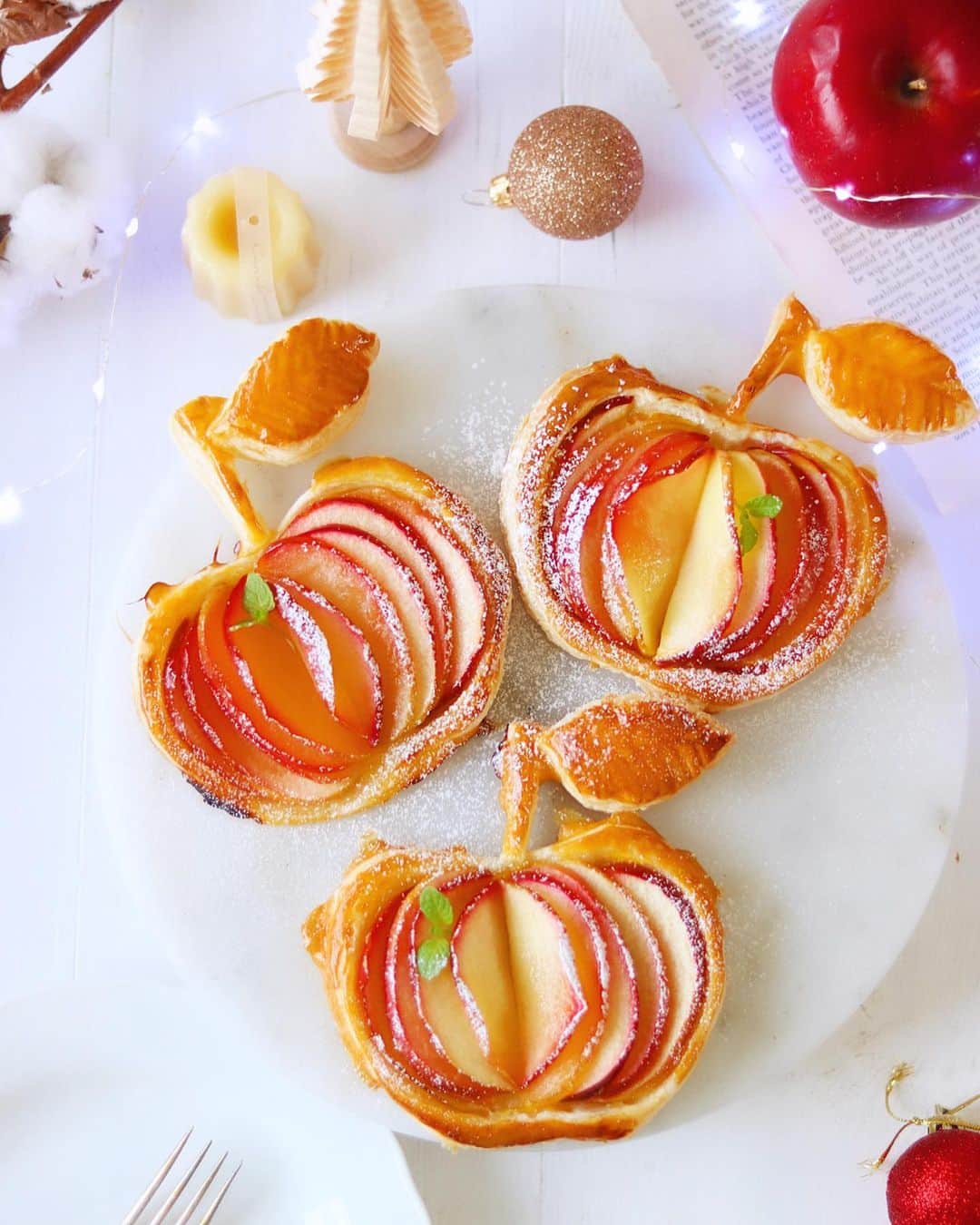 mikiのインスタグラム：「・ ・ bake.Apple pie🍎  今年初の紅玉使ったりんごパイ！  @melody_wiiish さんの　#りんご過ぎるアップルパイ 🍎 これ簡単で可愛くて美味しい🫶 はちみつをかけて食べるのがお気に入り🍯  なかなかゆったりとした気持ちでお菓子作りが出来ない師走。 しかし新しい型も買ったし🫶年末までに作りたいあれこれが！ 時間あるかな🥹  とにかく計画的に年末まで過ごさねば。 きっと知らない間にお正月になってお節を作ってるに違いない！  良い週末を！」