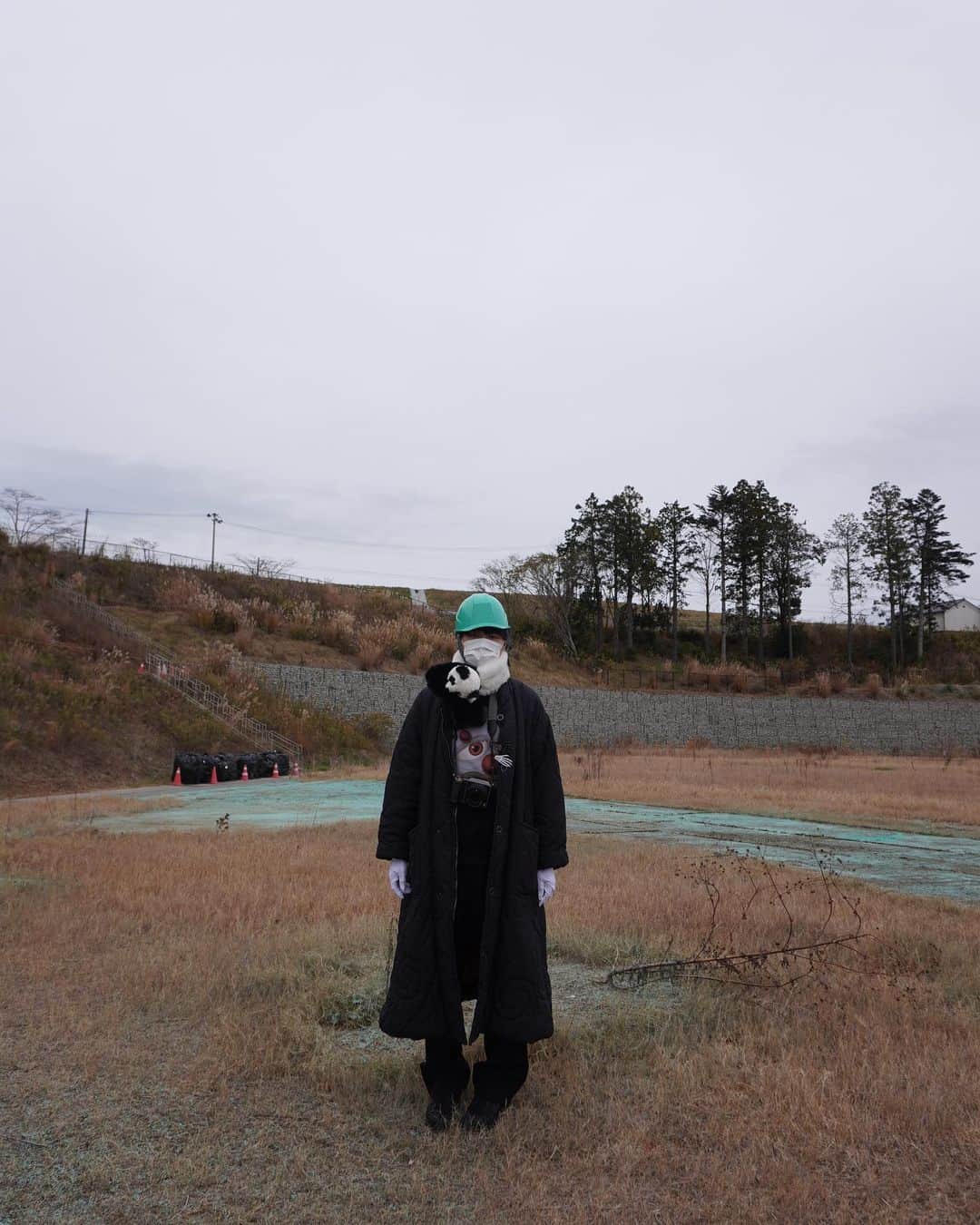 eriさんのインスタグラム写真 - (eriInstagram)「#福島第一原発をみにいった  中間貯蔵施設の中へ 施設とは名ばかりで、地域、というか村ひとつふたつ分の 広大な中に汚染された土は埋められ、ゴミは積み上げられていた  第一原発のなかでも、大量の汚染水を処理するのに必要な フィルターのゴミが途方もない数並んでいた その行先も処理方法もない  環境省の人がバスの中で 『チェルノブイリは原発をコンクリートで固めて その周辺地域を立ち入り禁止にした だけど日本はこうやって廃炉作業をし、地域を除染し また人が戻れるように努力している。 だから私は日本は偉い、と思うんです』と言った  この人が住めなくなった広大な土地と、 出続ける何万年も触れることのできない核のゴミと メルトダウンまで起こした原発事故のことが 頭をぐるぐるまわった 偉いという言葉は、私にはまったくしっくりこなかった そしてその言葉をつかったことに びっくりしてしまった  汚染土を埋めた更地の上には緑色のビニール？ のようなものが吹き付けられていた 何度も線量計で土の上や私たちの靴の裏の数値を計り いかに今のこの数値が安全であるかと説明していた  またこの土を掘り返して福島県外に移動させるのに その方法も移動場所も決まっていない  日本には廃炉が決定したものも含めて 50基以上ある とても不安な気持ちになった  貯蔵施設の向こう側には原発がみえた」12月9日 15時19分 - e_r_i_e_r_i