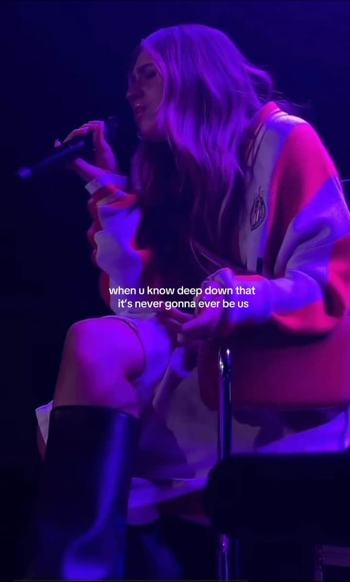 タテ・マクレーのインスタグラム：「🔪🫠 acoustic set of run for the hills yesterday」