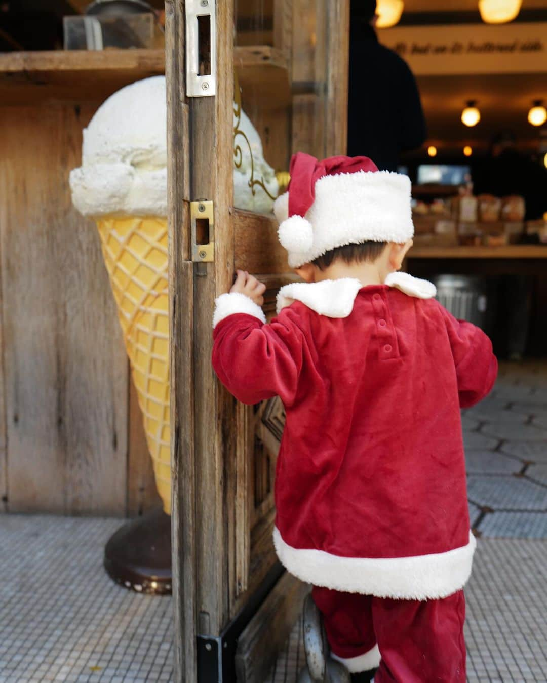 徳永 美乃里さんのインスタグラム写真 - (徳永 美乃里Instagram)「息子のサンタ特集🎅🏻🤍  前日試着させたら上機嫌で可愛すぎた🥹🎞️ サンタ服は今年も @zarahome でサイズは1y-2yです🫶🏻 身長73センチくらいかな？おチビちゃんですが パンツは１つ折って靴履けば大丈夫だた🤍袖の長さとかは丁度いい感じ🙆🏼‍♀️ 動画に写ってるサンタさんの人形も @zarahome だよ🫶🏻 去年買ったやつだからもう売ってないと思うけど！笑  たまらなく可愛かったからクリスマスまでにあと何度か着せよ🤣」12月10日 12時15分 - tokunaga_minori