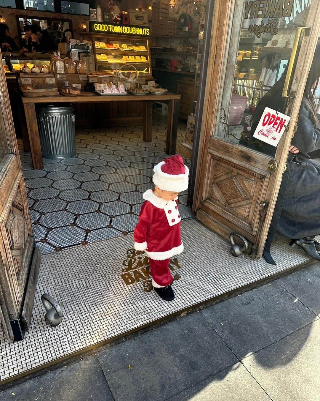 徳永 美乃里さんのインスタグラム写真 - (徳永 美乃里Instagram)「息子のサンタ特集🎅🏻🤍  前日試着させたら上機嫌で可愛すぎた🥹🎞️ サンタ服は今年も @zarahome でサイズは1y-2yです🫶🏻 身長73センチくらいかな？おチビちゃんですが パンツは１つ折って靴履けば大丈夫だた🤍袖の長さとかは丁度いい感じ🙆🏼‍♀️ 動画に写ってるサンタさんの人形も @zarahome だよ🫶🏻 去年買ったやつだからもう売ってないと思うけど！笑  たまらなく可愛かったからクリスマスまでにあと何度か着せよ🤣」12月10日 12時15分 - tokunaga_minori