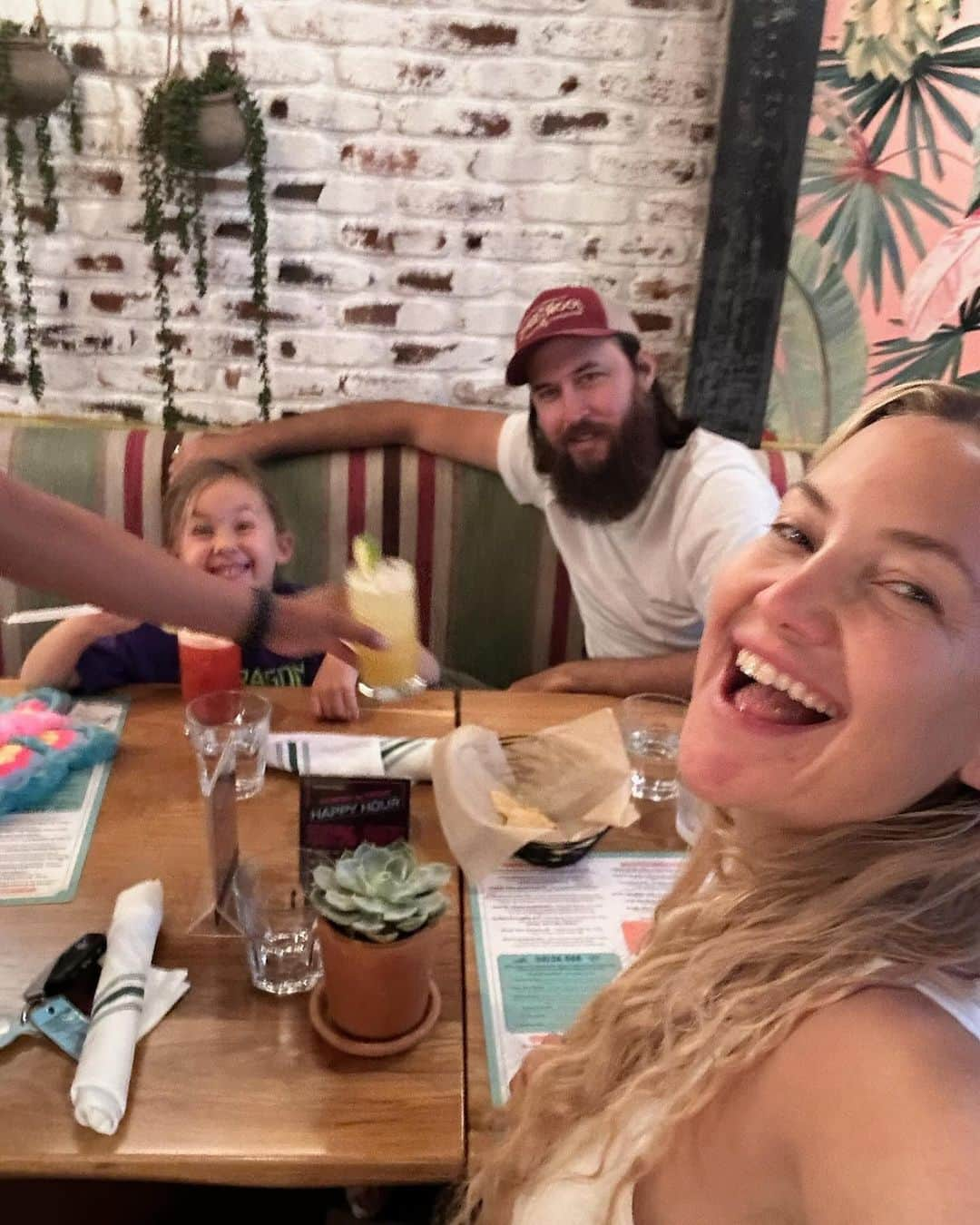 ケイト・ハドソンさんのインスタグラム写真 - (ケイト・ハドソンInstagram)「Manifesting a Saturday Happy Hour🍹」12月10日 1時07分 - katehudson