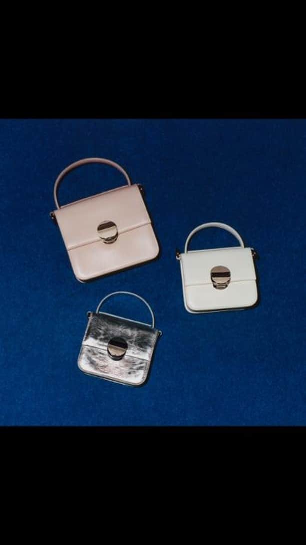 Chloéのインスタグラム：「In time for party season, the Penelope top handle bag emerges in a raft of new styles, from small variations in smooth ‘powder beige’ leather to mini models in ivory box leather or silver – all feature the line’s signature coin closure.」