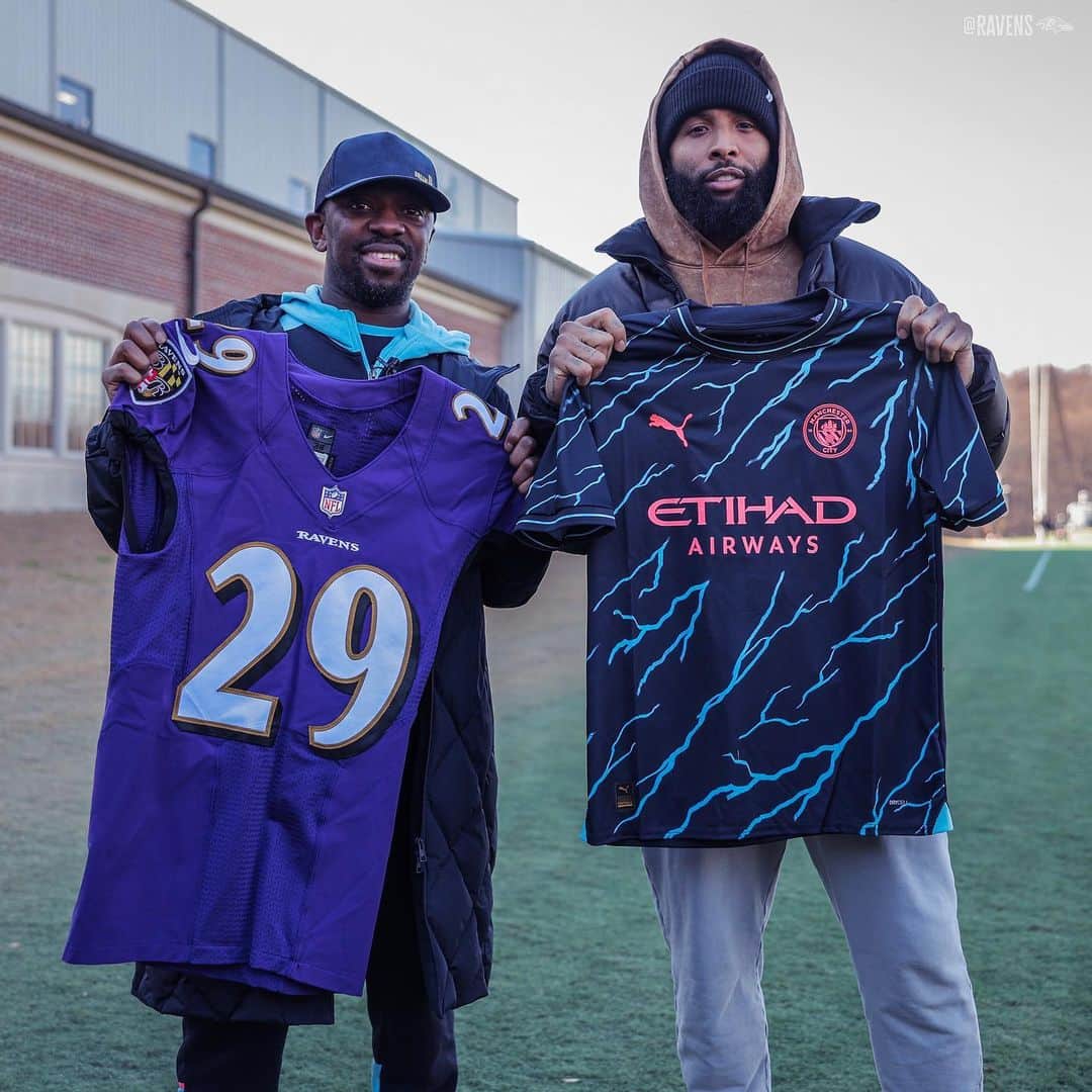 マンチェスター・シティFCのインスタグラム：「A couple footballers hanging out. ⚽️🏈」