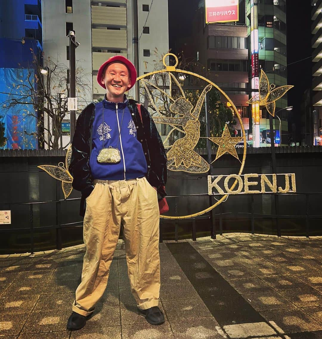 市川刺身さんのインスタグラム写真 - (市川刺身Instagram)「今日の服装。 ネタ合わせの日。  健康のジャージにレディース5Lの物を羽織り。 ライオン堂の6Lイージーパンツ。 エレッセの帽子にDUNLOPの黒靴に金のがま口とyorozuのバッグ。  ネタ合わせ終えて高円寺帰ってきたタイミングでサルゴリラの赤羽さんに会ってご飯に連れて行って頂いて赤羽さんに撮って頂きました。 とても楽しかったです。 明日は18期漫才ライブドラゴンとニッポンの社長さんとのツーマンライブ是非お越しください。 赤羽さんありがとうございます。  #今日着た服 #ファッション #古着 #高円寺 #サルゴリラ #赤羽さん #めちゃお洒落」12月10日 1時05分 - soitsudoitsu