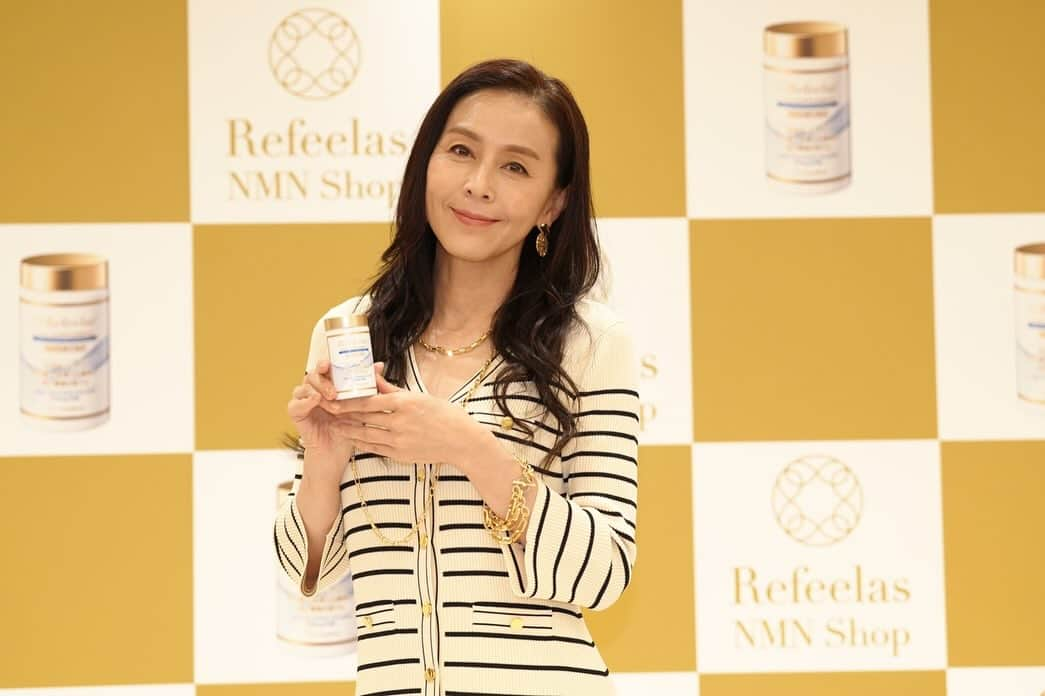 杉本彩のインスタグラム：「* * 注目のNMNサプリメント「Refeelas」リフィーラス。  以前から飲んでいるこのサプリが、この度、現在唯一の機能性表示食品として、先日12月８日に販売開始となり、その発表イベントにお招きいただきました。  このサプリを飲んでいた友人のダンナさんのビフォーアフターの変化がすごくて、私も飲んでみようと思ったのがきっかけでした。  肌の潤いや弾力を維持するという機能性で、肌の健康をサポートしてくれます。  現在ミュージカルの全国ツアー中なので、ものすごく乾燥しているホテルの部屋や楽屋にいる時間が長いのですが、肌の乾燥対策として大きく貢献してくれるのがこの２つ。  内からは「Refeelas」、そして外からは「リベラータ パーフェクトエンリッチメントゲル」✨ これで乾燥対策の内外ケアはバッチリです👌  発表会では、リフィーラスの株式会社Cloud Nineの島本社長から、製品の説明とこだわりを直接お聞きし、リフィーラスへの思いと自信が伝わってきました😊  @refeelasnmnshop  #リフィーラス #refeelas #Refeelas #機能性表示食品 #オールインワンジェル #NMN #nmn #NMNサプリメント #nmnサプリメント #NMNサプリ #nmnサプリ  #ニコチンアミドモノヌクレオチド #NMNオールインワンジェル  #nmnオールインワンジェル #NMNスキンケア #nmnスキンケア #乳酸菌生産物質  #エイジングケア #ターンオーバー #抗老化 #老化防止 #サーチュイン遺伝子」