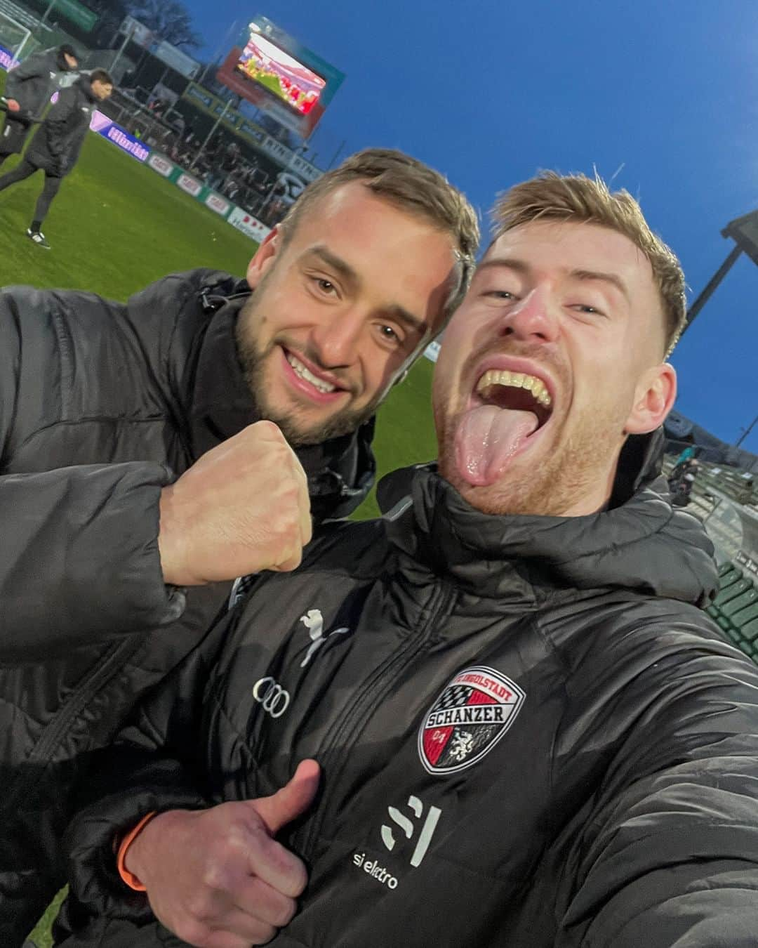 FCインゴルシュタット04のインスタグラム：「Unsere Doppelpacker im Doppelpack 🤳⚫️🔴 . . #Schanzer #Schanzerfürimmer #Ingolstadt #FCI #FCIngolstadt #soccer #fussball #football #futbol #Liga3 #3Liga #vfblübeck #vfb #vfbfci #Auswärtssieg #sieg #selfie #davidkopacz #kopacz #jannikmause #mause」