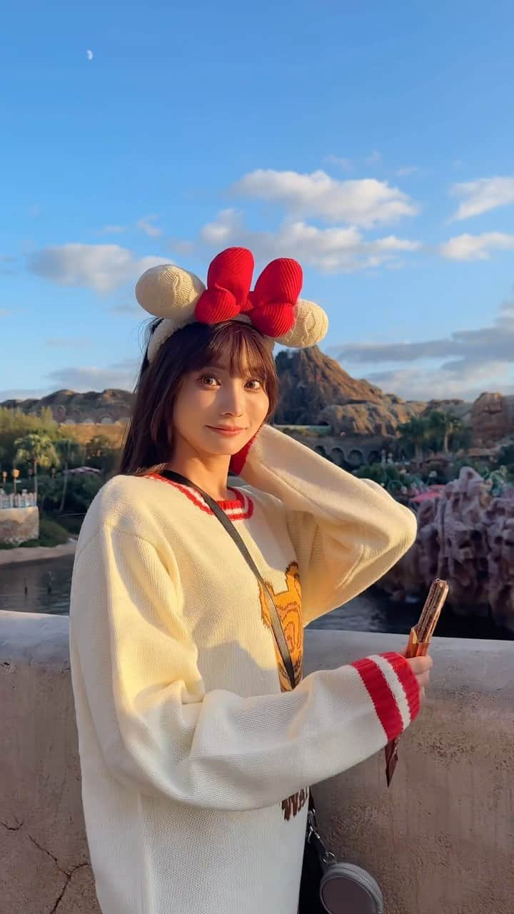 高崎モモコ のインスタグラム：「DisneySea🎄可愛げのないアフレコVlog . . . ディズニーで一番好きなキャラはプーさんで 一番好きな作品はライオンキングで 一番好きな曲はアンダーザシーです！ . #関西インフルエンサー#関西インスタグラマー#関西サロンモデル #サロンモデル#関西サロモ#アパレルモデル#関西アパレルモデル #東京ディズニーランド#ディズニーリゾートライン#ディズニーランド#東京ディズニーシー#ディズニーコーデ#ディズニーコーデ冬#ディズニーリゾート#ディズニー部#tokyo#tokyodisneyland#tokyodisneyresort#tokyodisneyland#東京観光#東京旅行#ディズニークリスマス#韓国メイク#ディズニーカチューシャ#冬コーデ」