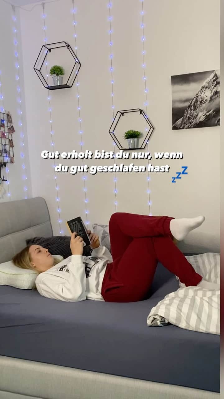 Carina Kröllのインスタグラム：「Anzeige | was gibt’s schöneres als ein Geschenk zur Erholung 🦦 Mit dem RECOVERY PILLOW von @blackroll sorgst du für glückliche und entspannte Gesichter unter dem Weihnachtsbaum 🎄15% Rabatt gibt‘s mit Code „CK15“ auf nicht reduzierte Artikel 🎁  #blackroll#doityourhealth#pausevordemweihnachtstrubegymnqst」