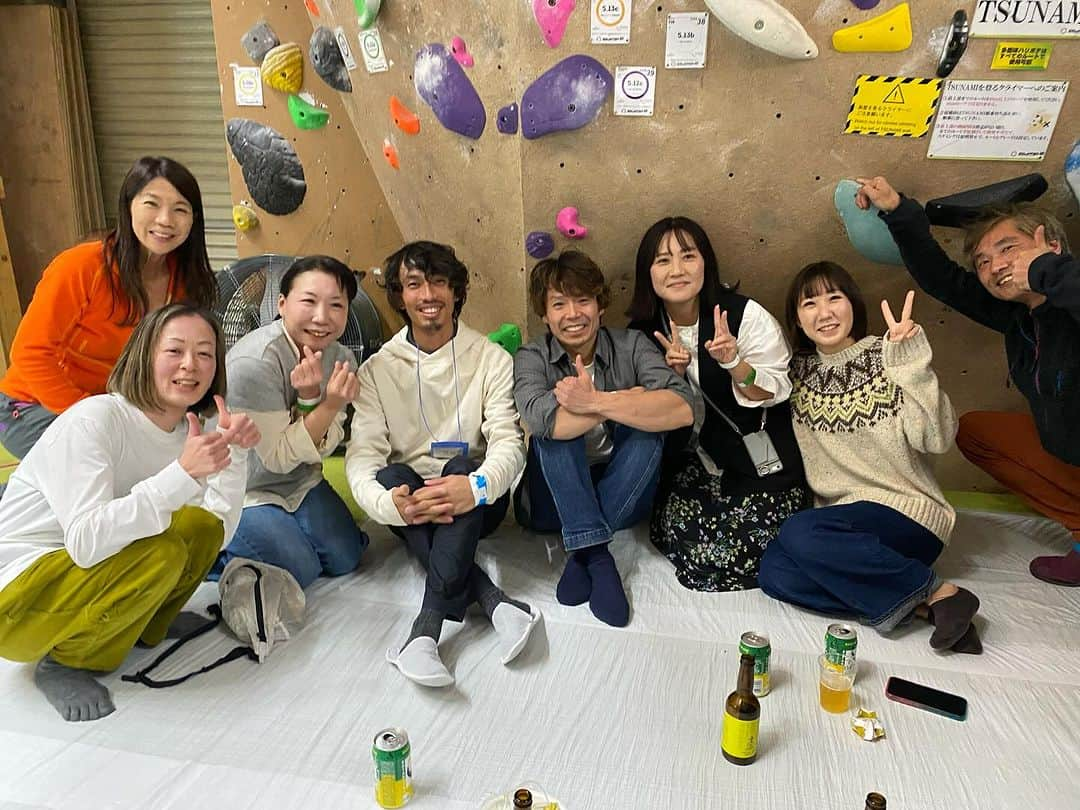 伊東秀和さんのインスタグラム写真 - (伊東秀和Instagram)「. 祝30周年🎊有限会社フロンティアスピリッツ おめでとうございます。 クライミングを始めて数年した頃、フィットネスクラブを辞めて、PUMPに就職。5年間お世話になりました。 内藤さん、里佳さんの元で働く事が出来たことは、大きな財産で感謝しかありません。今の自分は全てここから始まりました✨ その後、ワールドカップへの挑戦に集中する為に2005年にスクールで独立した後も、PUMP2は自分のスクールのベースの場所になっています。自分の身勝手で辞めた後も、お二人が応援してくれた中で、後悔なく引退する最後まで、多くのチャレンジをする事が出来ました。 内藤さんが、沢山の人達にパンプしてもらいたいとスタートしたPUMP💫今でも毎日、全ての年代や、レベルのクライマーが思い切りパンプして愛されてるジム。自分も久しぶりに会うメンバーと共に前腕がパンパンになるまで登りました！ これからも登る事の楽しさや、登りを磨きチャレンジしていく面白さを沢山の人達に伝えていけたらと思ってます。 今日は30年以上の歴史を感じ、改めて原点に帰り、自分が進む方向もしっかり再認識出来た1日になりました。 ありがとうございます✨ PUMPから始まった出会い。経験。沢山の人達に感謝して、ちょうど折り返した自分のクライミング人生、残り半分で、恩返ししていけたらと思っています。 @pump2climbing  @raffinee_orientalbio  @a_climbing_jp  @camp1889outdoor  @mammut_japan  #pump  #30周年  #出会いに感謝  #原点  #折り返し  #感謝」12月10日 2時00分 - hide9a2019