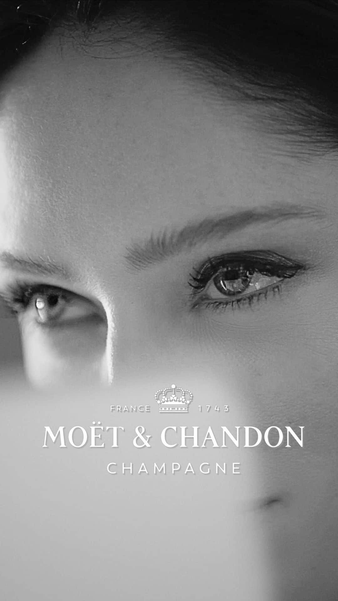 ココ・ロシャのインスタグラム：「A special invitation awaits, are you ready to join? 🍾 @moetchandon @rogerfederer @lashanalynch #toastwithmoet #ad」