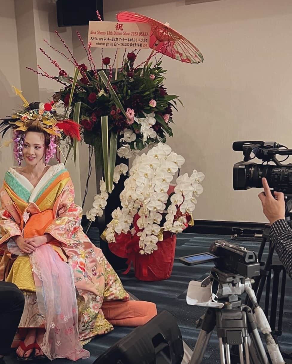 庄毛安那のインスタグラム：「嬉しいなぁ🌟 放送される番組はまた改めて発表致します🌹 初大阪、初花魁、初めてばかりだったディナーショー✨ ショーも終始みんなの思いが溢れていて感動した😭 最高な1日をありがとう😭 改めてレポート書きます！ ありがとう🌹」