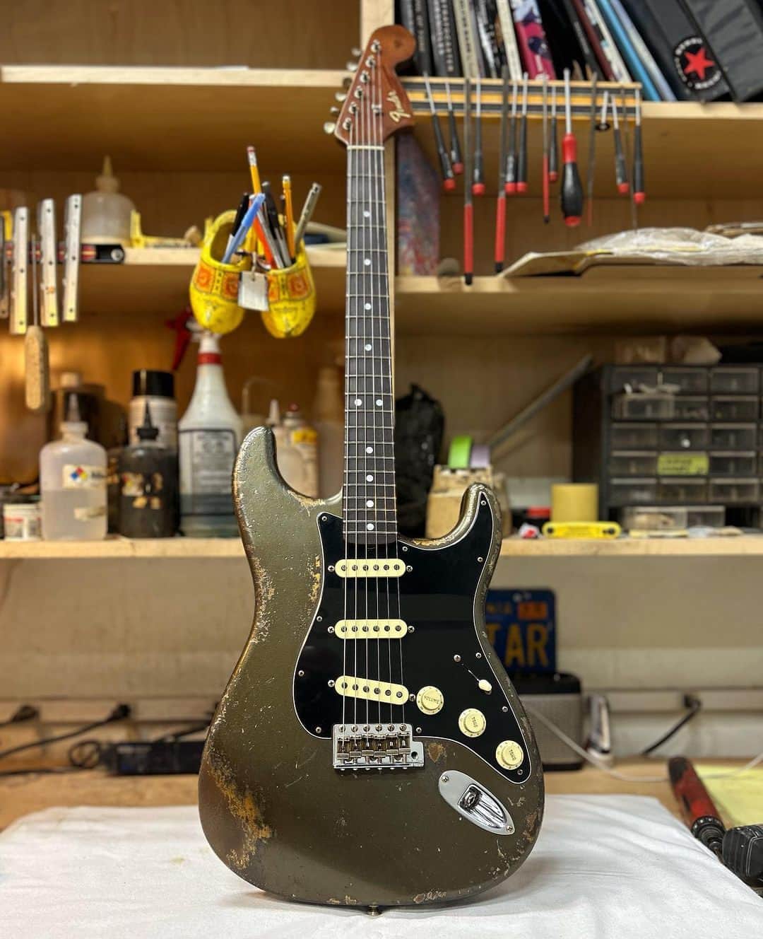 Fender Guitarさんのインスタグラム写真 - (Fender GuitarInstagram)「This '67 Aged Charcoal Frost over Aztec Gold Strat by @vincevantrigt_fender in the @fendercustomshop is on our wishlist this year! 🎁」12月10日 2時04分 - fender