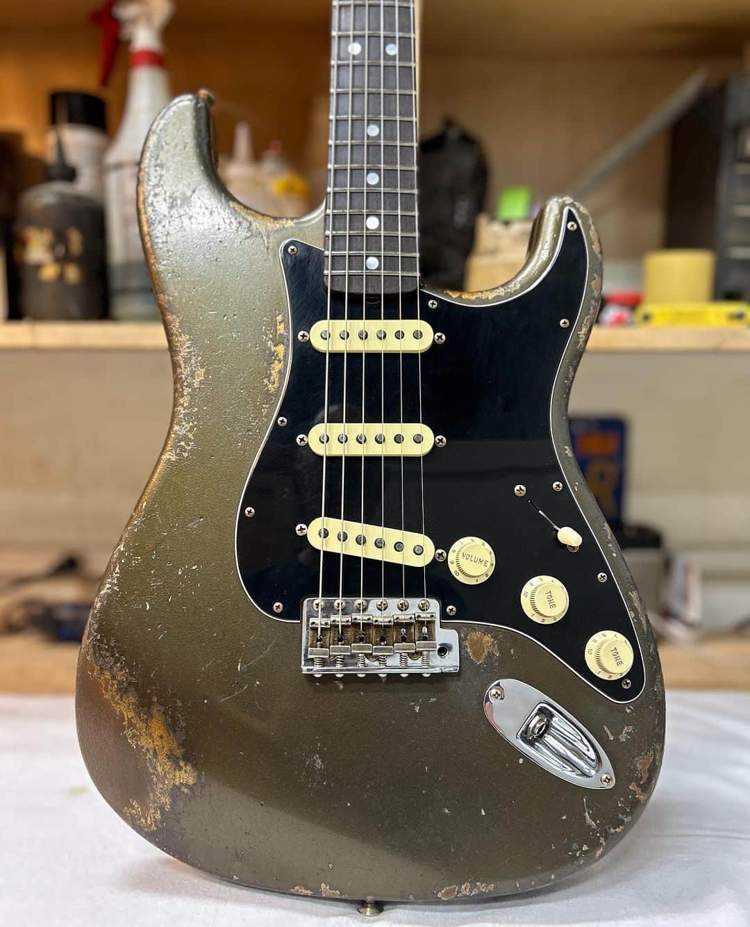 Fender Guitarのインスタグラム：「This '67 Aged Charcoal Frost over Aztec Gold Strat by @vincevantrigt_fender in the @fendercustomshop is on our wishlist this year! 🎁」